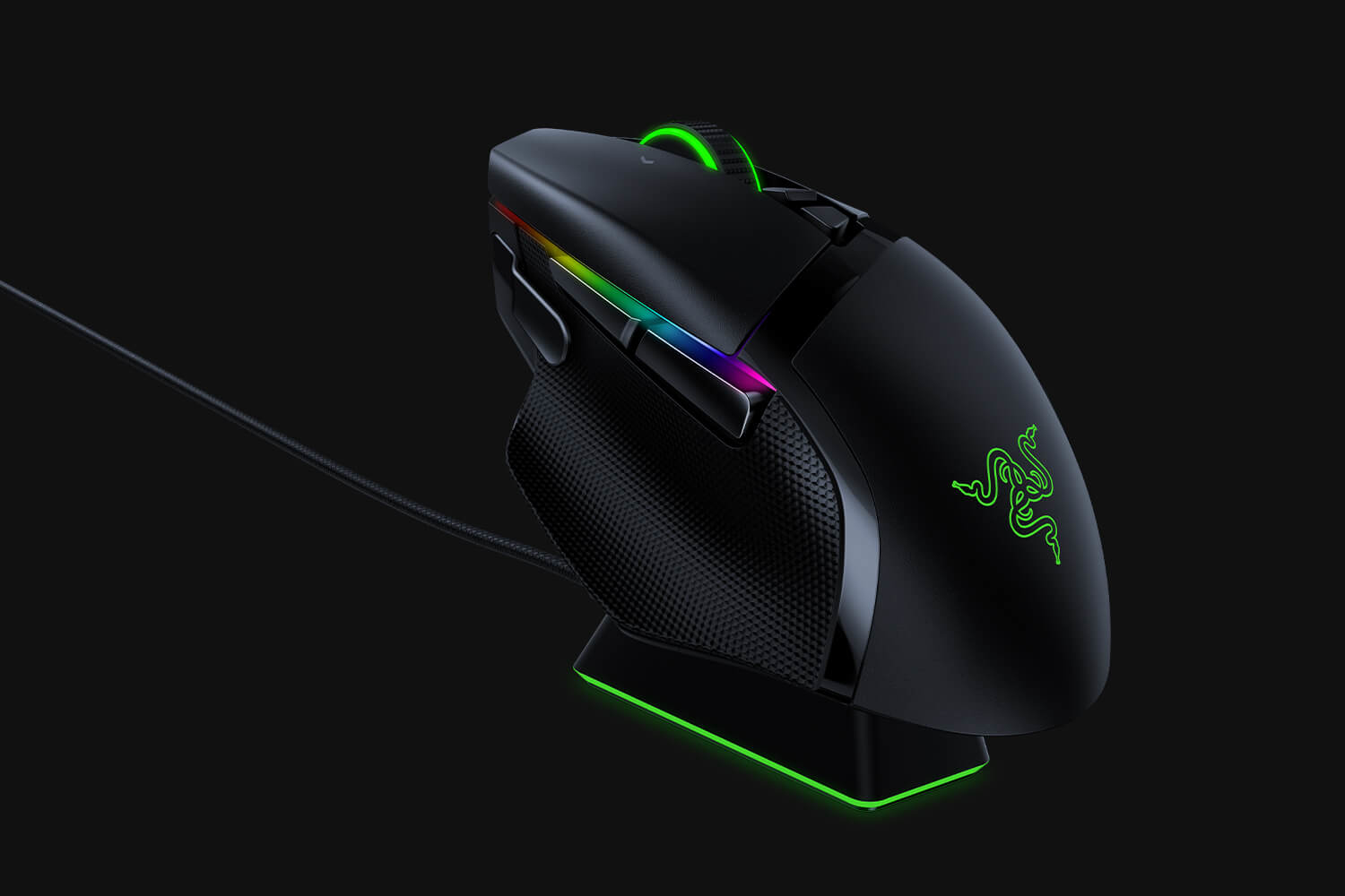 Ratón gaming Razer negro con detalles y logo verde. Tiene conexión por cable e iluminación RGB. El fondo es negro.
