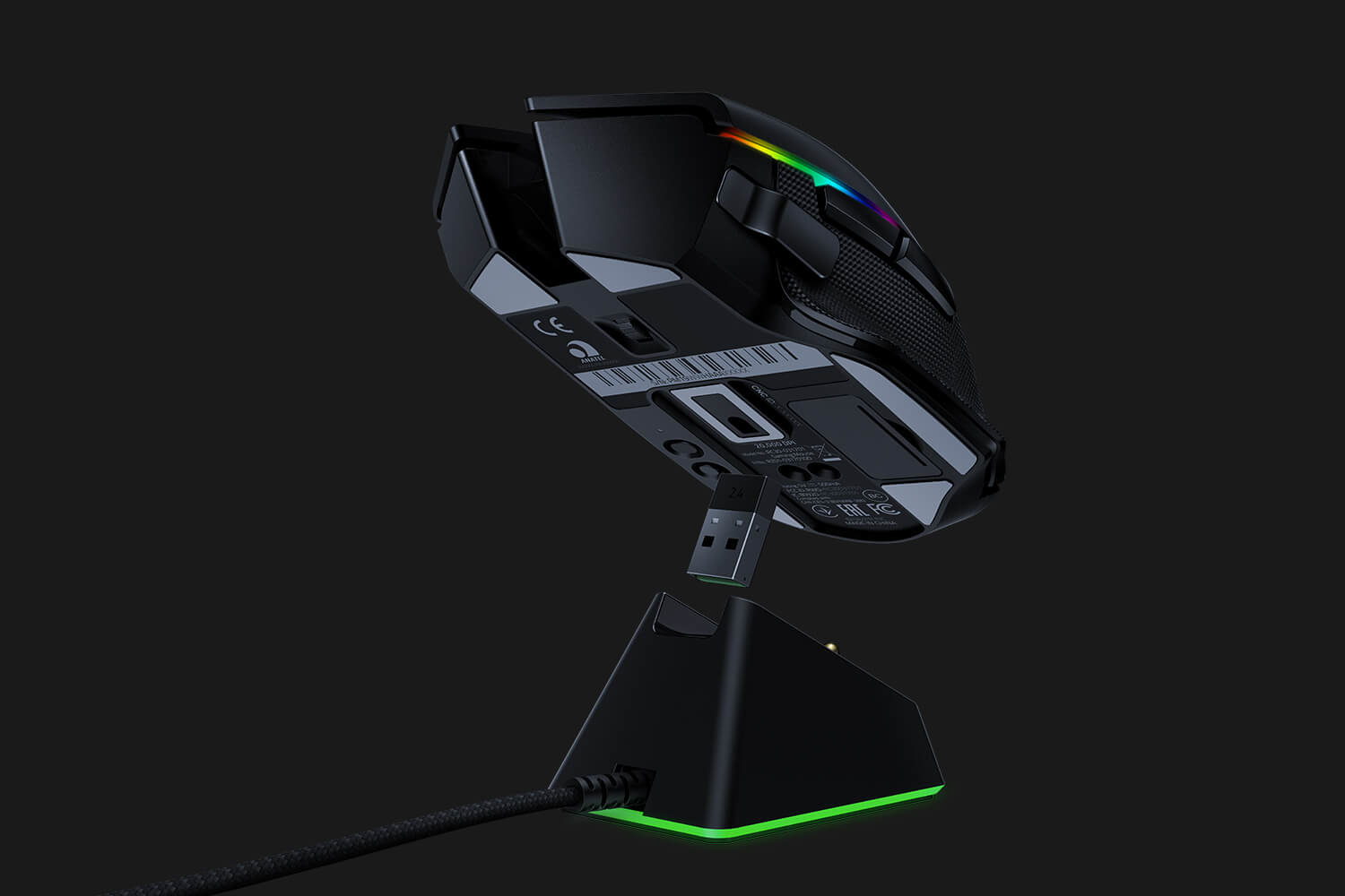 Ratón gaming negro flotando sobre una base de carga. Iluminación RGB arriba y abajo. Receptor USB incluido.