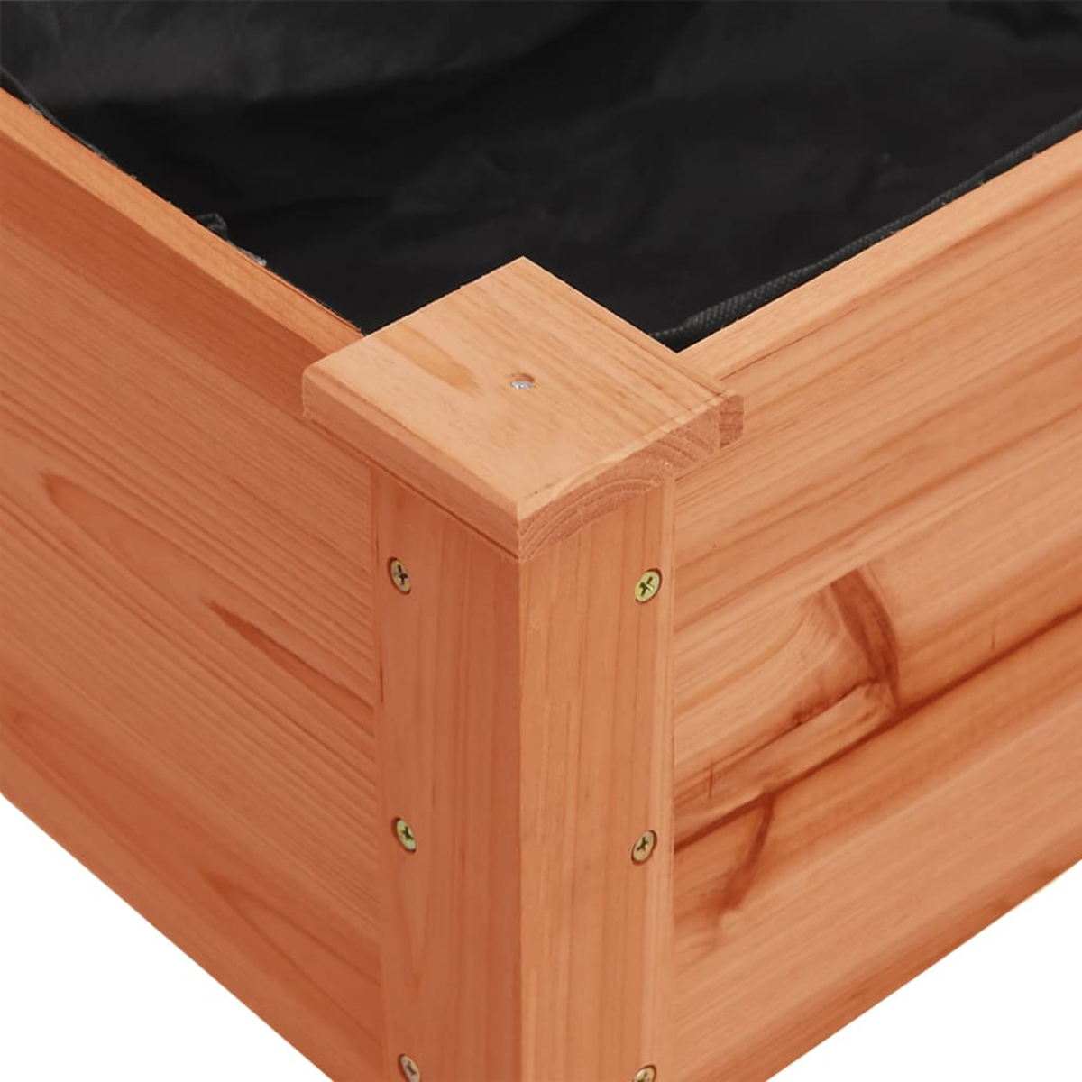 Nahaufnahme einer Ecke einer Holzpflanzkiste. Das Holz ist hellbraun, Schrauben sind sichtbar. Schwarzer Stoff ist innen ausgekleidet.