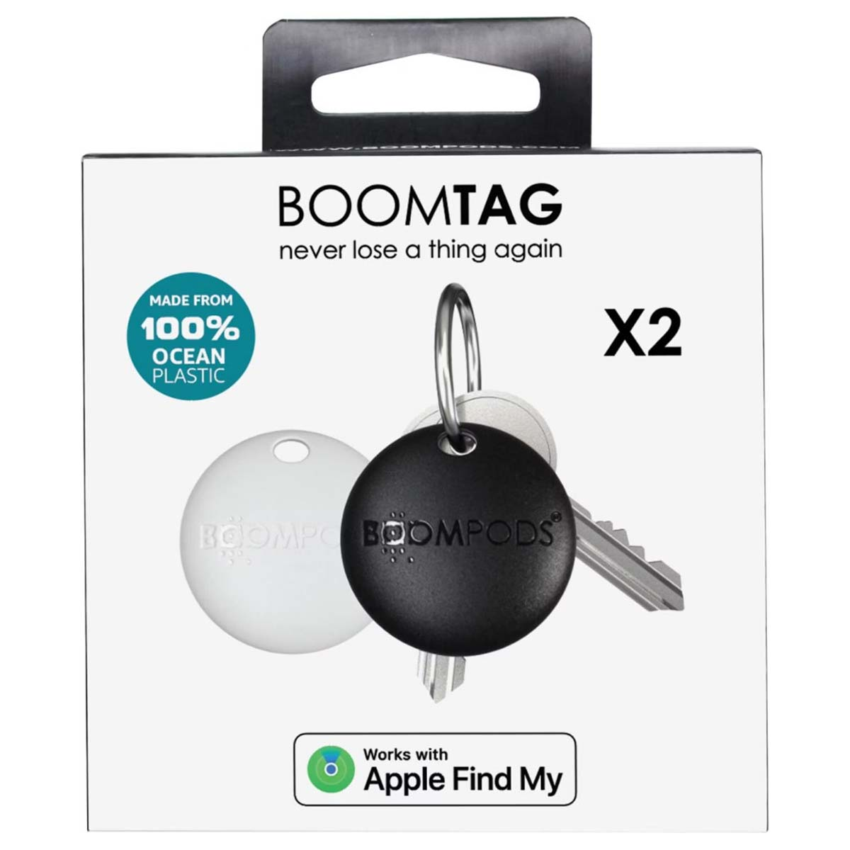 Biało-czarny produkt BOOMTAG, z dwoma brelokami. Opakowanie mówi 'nigdy więcej niczego nie zgub' i 'Współpracuje z Apple Find My'.