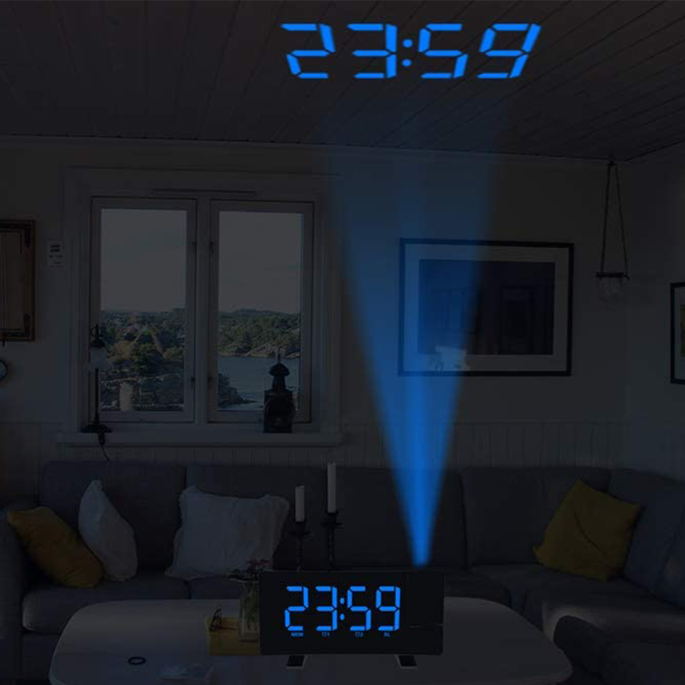 Eine Digitaluhr projiziert die Zeit 23:59 an die Decke. Eine ähnliche Uhr steht auf einem Tisch. Ein blauer Lichtstrahl scheint.
