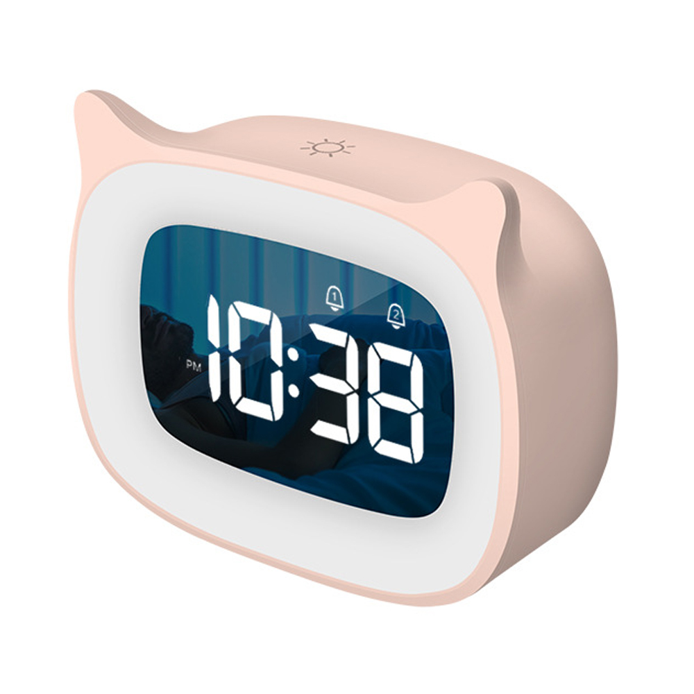Ein rosa katzenförmiger digitaler Wecker zeigt 10:38 an. Im Hintergrund schläft eine Person. Die Uhr hat Weckersymbole.