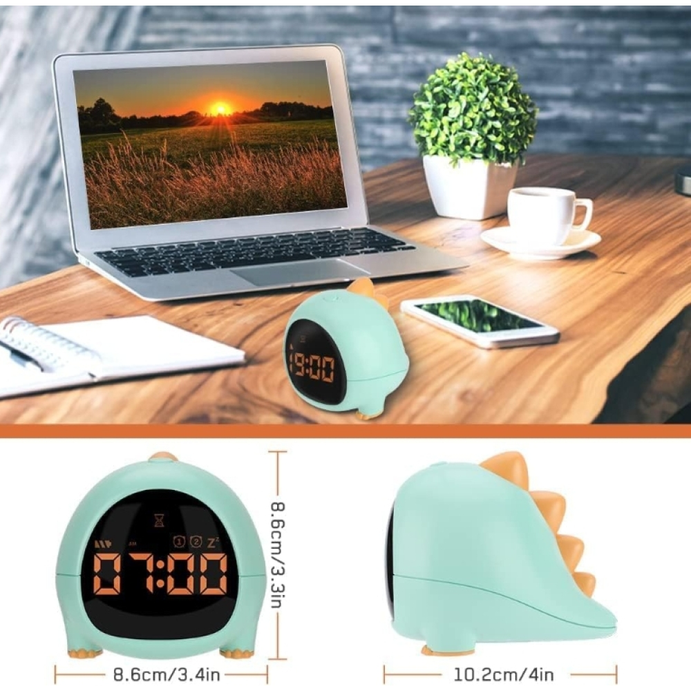 Ein türkisfarbener, dinosaurierförmiger Wecker auf einem Holztisch, Laptop, Telefon und Pflanze. Die Uhr zeigt die Zeit in Orange an.