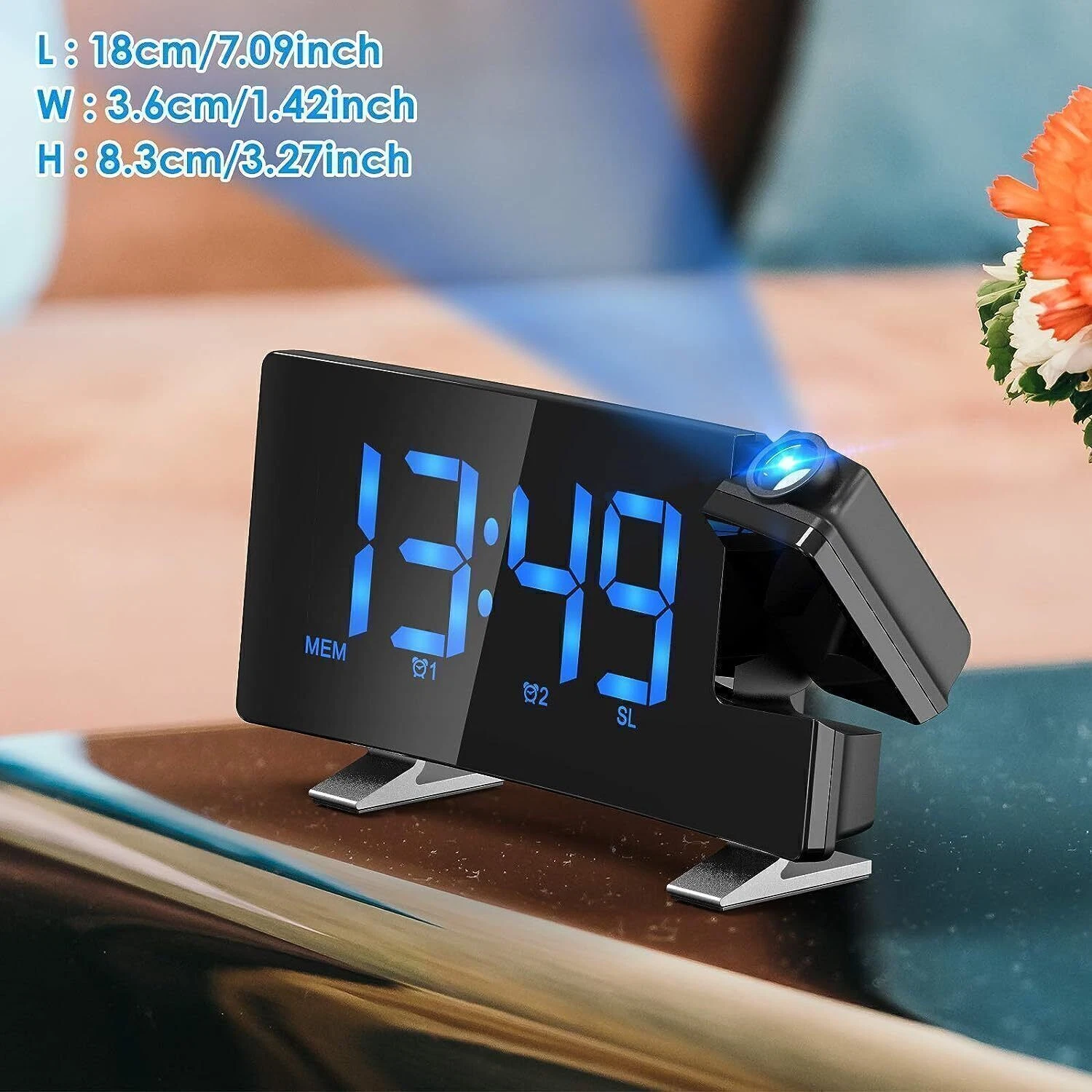 Eine schwarze Digitaluhr zeigt 13:49 an. Sie steht auf einer spiegelnden Oberfläche. Maße sind über der Uhr angegeben.
