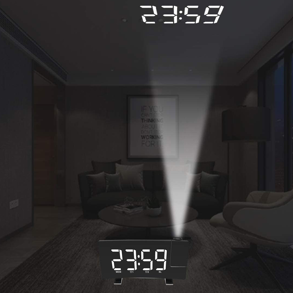 Eine Uhr projiziert die Uhrzeit 23:59 an die Decke. Die Uhr steht auf einem Tisch. Ein Wohnzimmer mit Sofa und gerahmter Kunst.