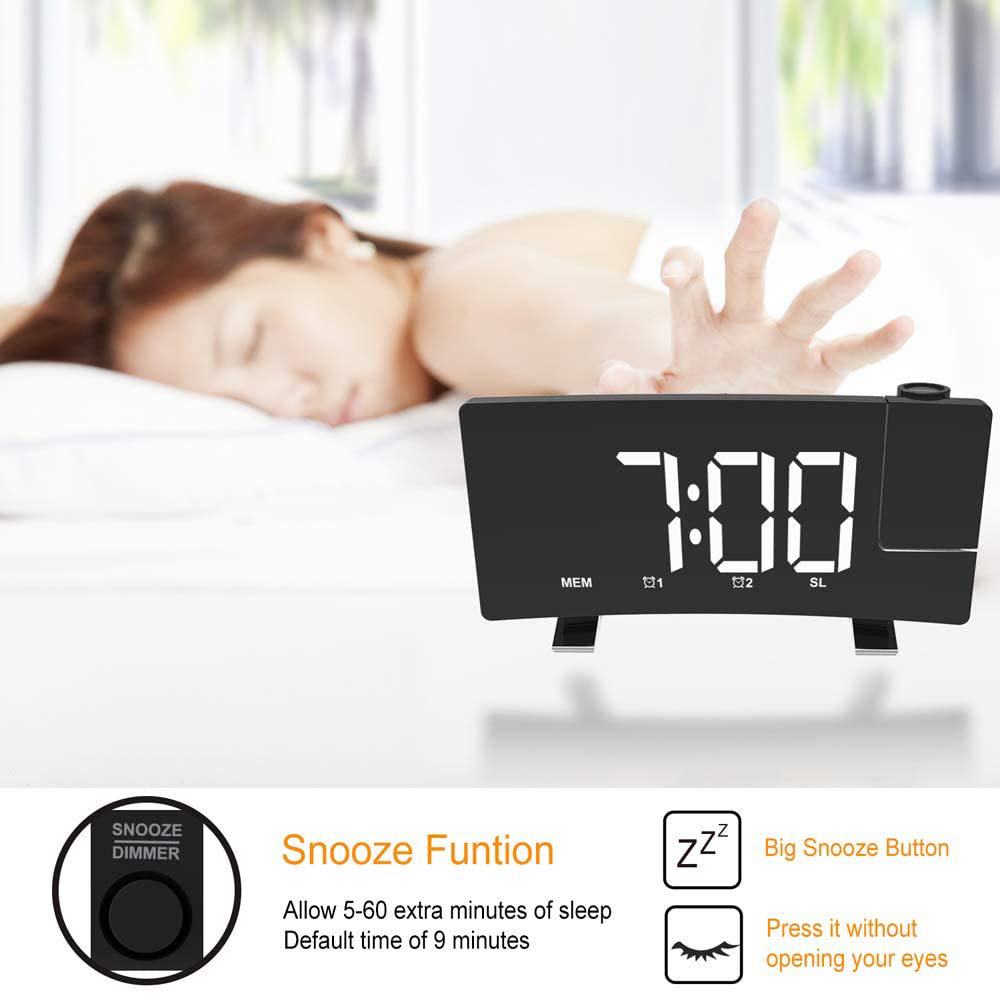 Eine Frau im Bett greift nach einem Wecker, der 7:00 Uhr anzeigt. Schlummerfunktion wird mit einer großen Schlummertaste beworben.