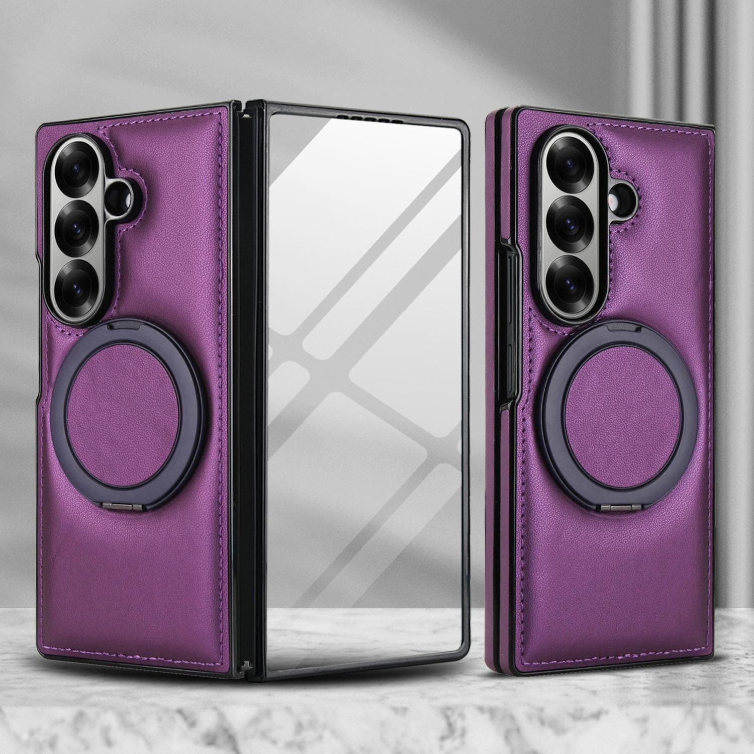 Se muestran tres fundas moradas para teléfonos. Cada una tiene un módulo de cámara y un soporte de anillo. Un espejo está en el medio.