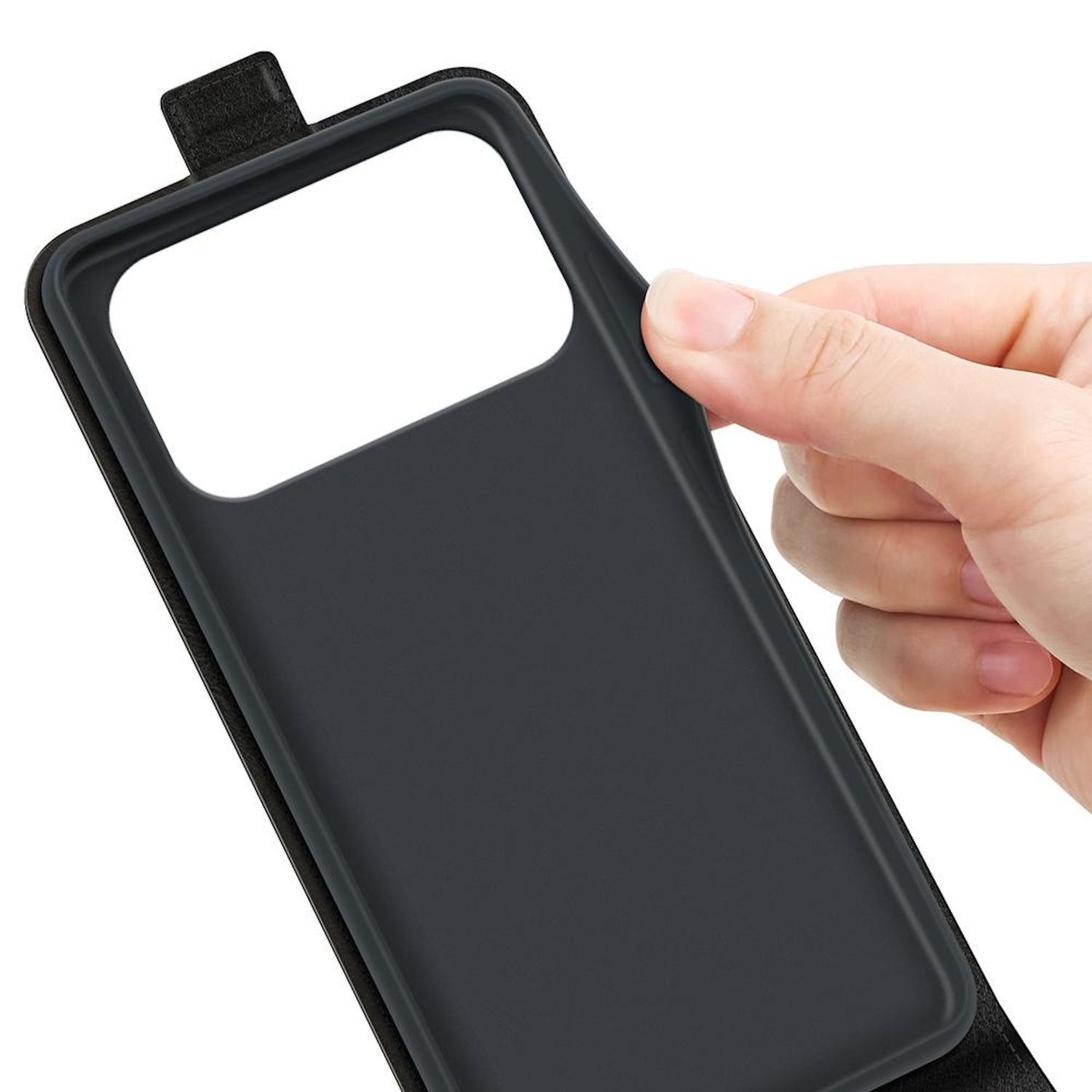 Una mano sostiene una funda de teléfono gris oscuro abierta. La funda tiene una abertura para la cámara. El fondo es blanco.