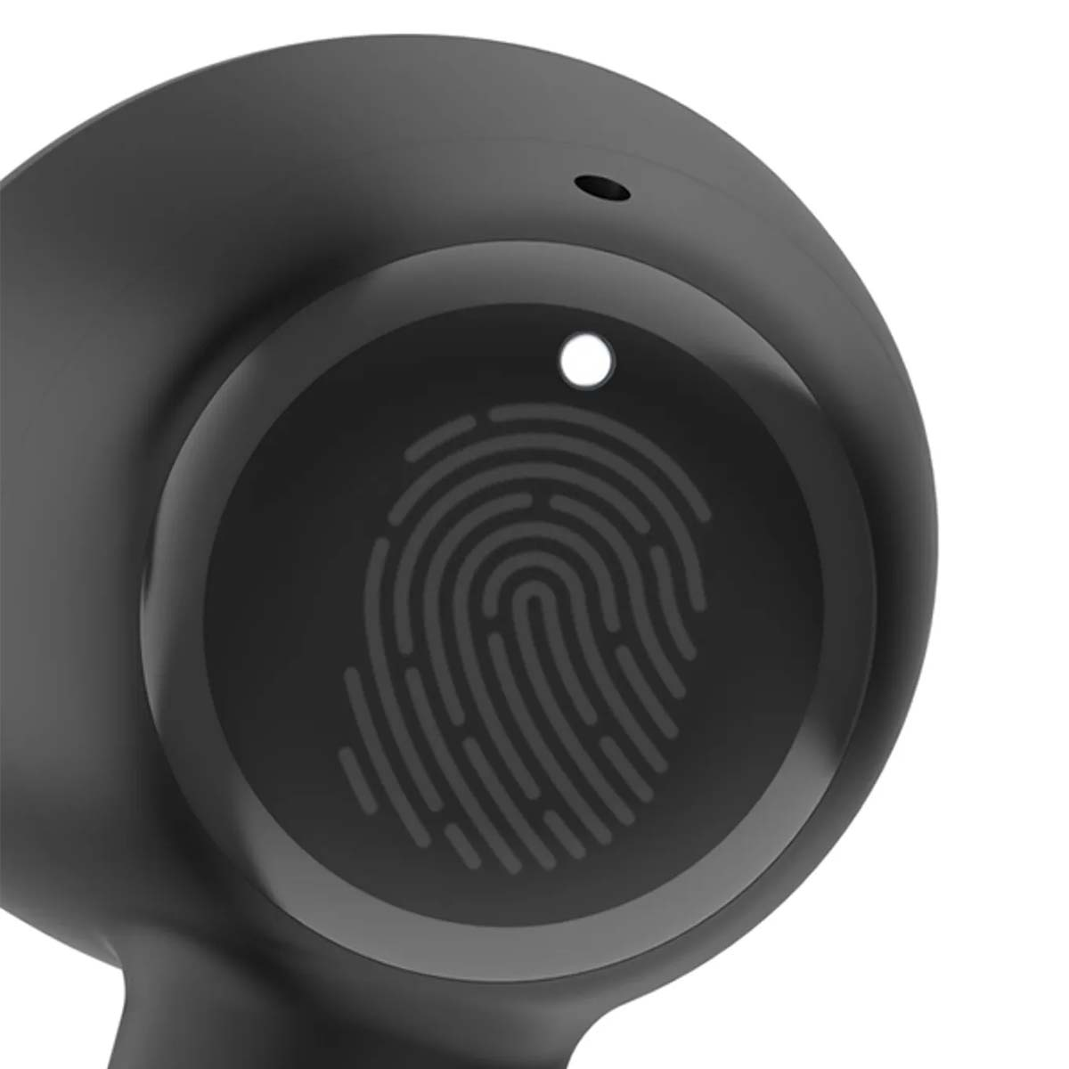 Nahaufnahme eines schwarzen Ohrhörers. Er hat einen Fingerabdrucksensor und einen weißen Punkt. Der Hintergrund ist dunkelschwarz.