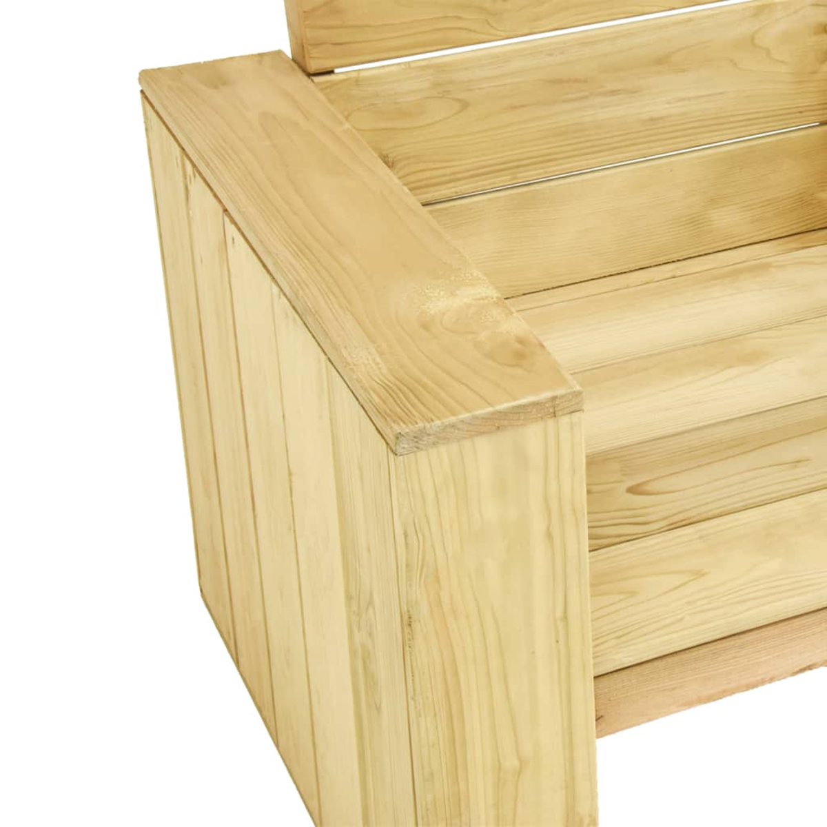 Nahaufnahme einer Holzbank. Die Bank besteht aus hellfarbenem Holz. Sie hat auf der linken Seite eine Armlehne. Der Hintergrund ist weiß.