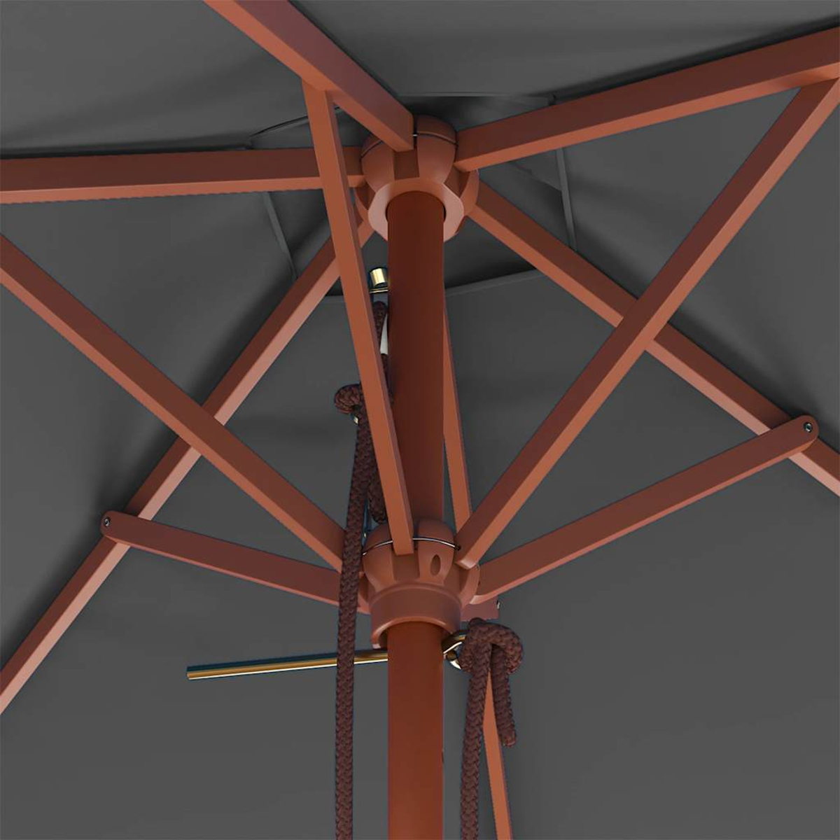 Ansicht von unten eines geöffneten braunen Schirms. Brauner Holzrahmen, dunkelgrauer Stoff und eine zentrale Stange.