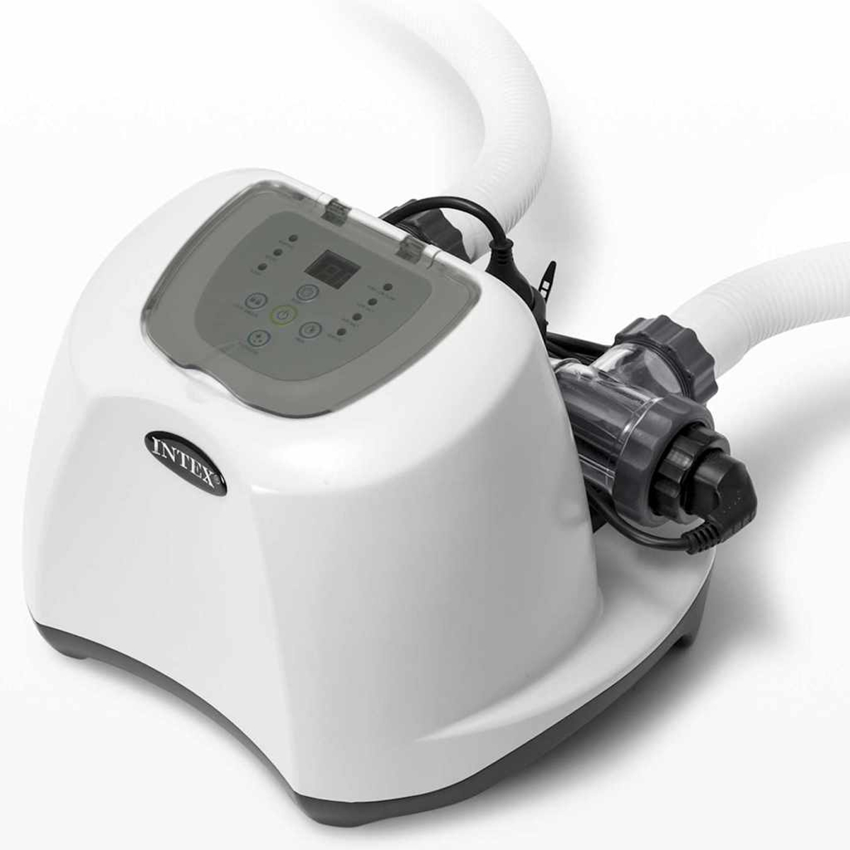 Weiße und graue Intex-Poolpumpe. Sie hat ein digitales Display und mehrere Knöpfe. Zwei weiße Schläuche sind mit der Pumpe verbunden.