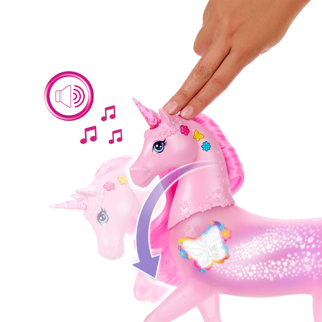 Ein rosa Einhorn-Spielzeug, das von einer Hand am Kopf berührt wird. Es hat ein Horn, Blumen, einen Schmetterling und Noten auf weißem Hintergrund.