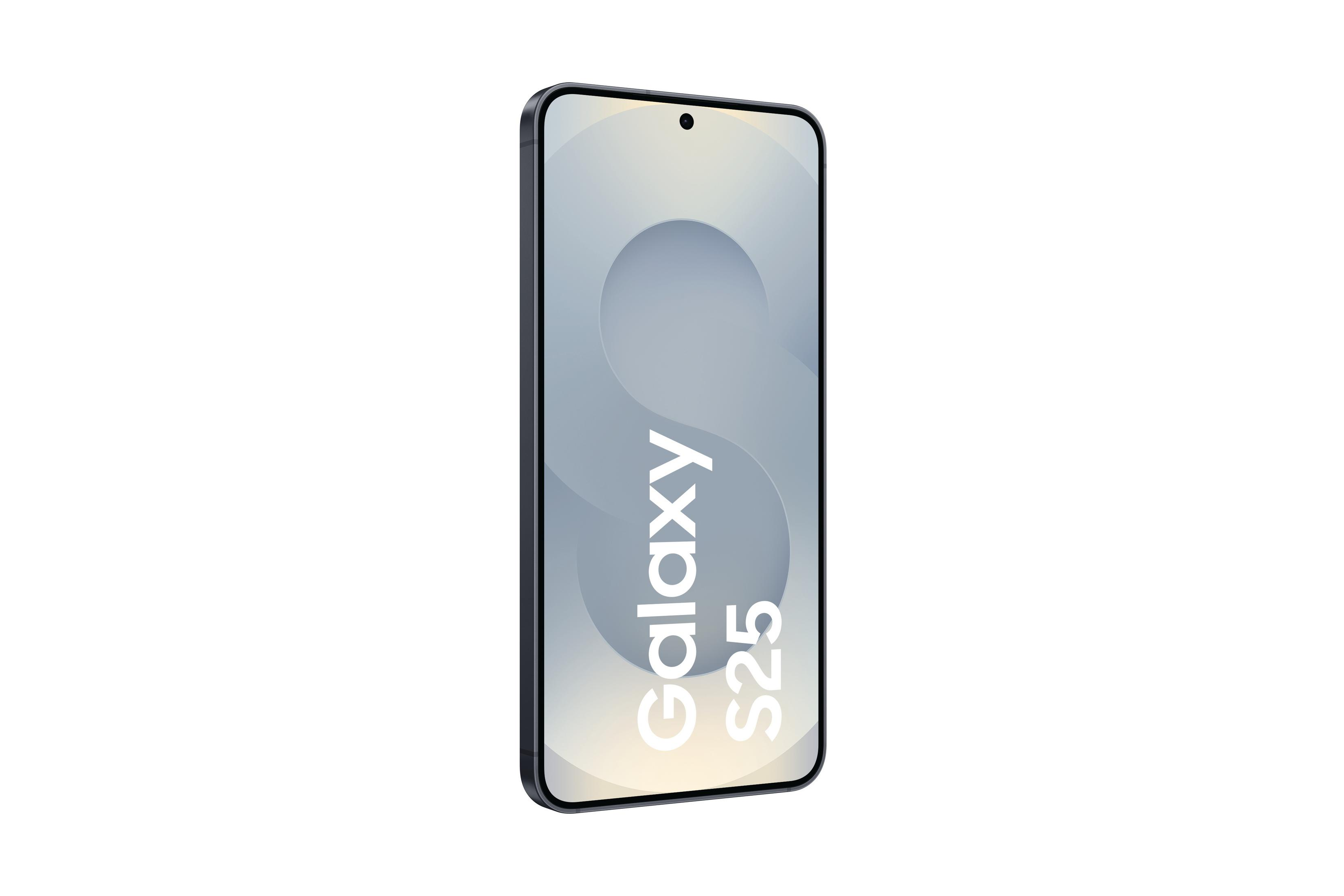 Un smartphone negro con una pantalla que muestra el logotipo Galaxy S25 sobre fondo blanco. El teléfono está inclinado.