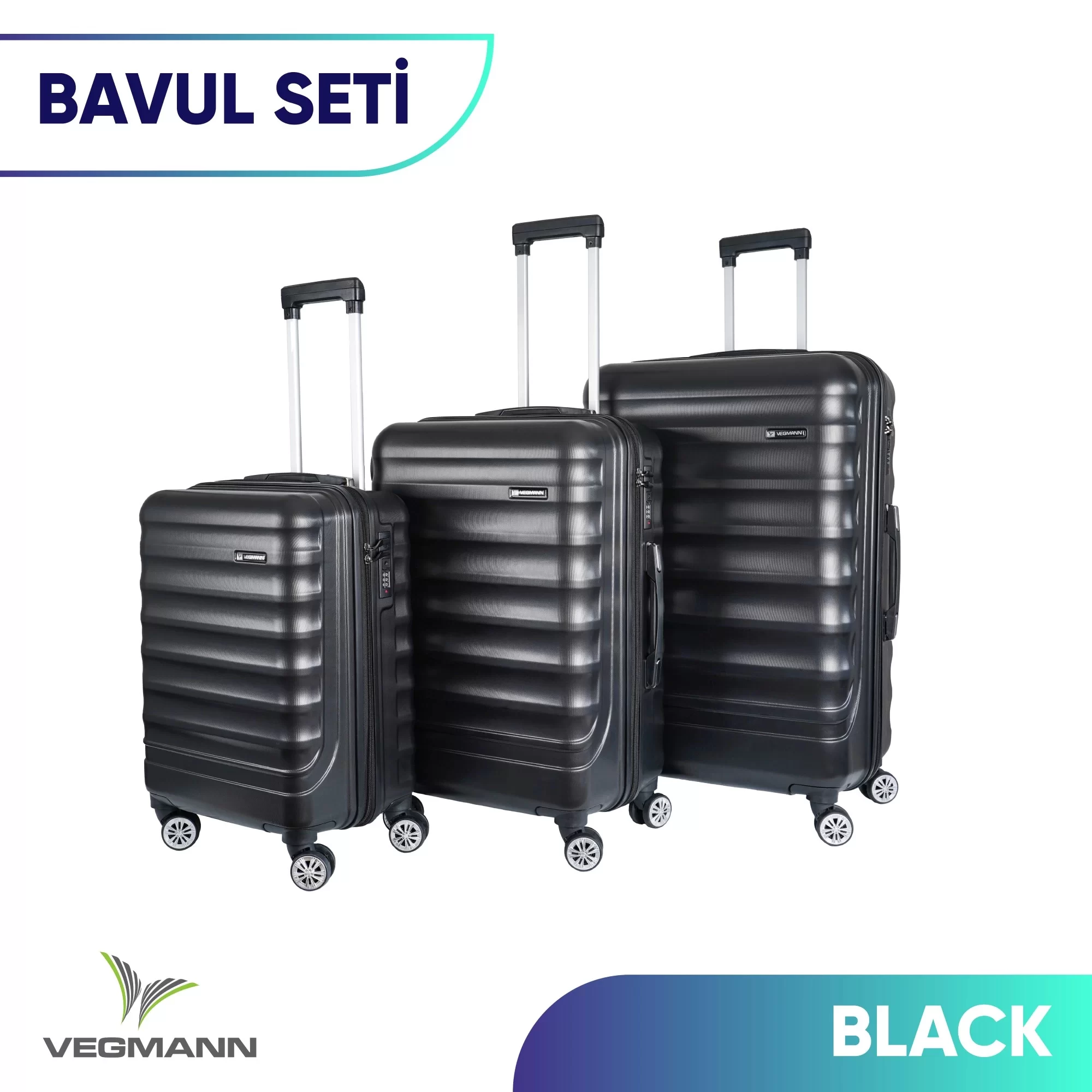 Farklı boyutlarda üç siyah bavul. Tekerlekleri ve uzatılabilir tutma kolları var. 'BLACK' kelimesi altta.