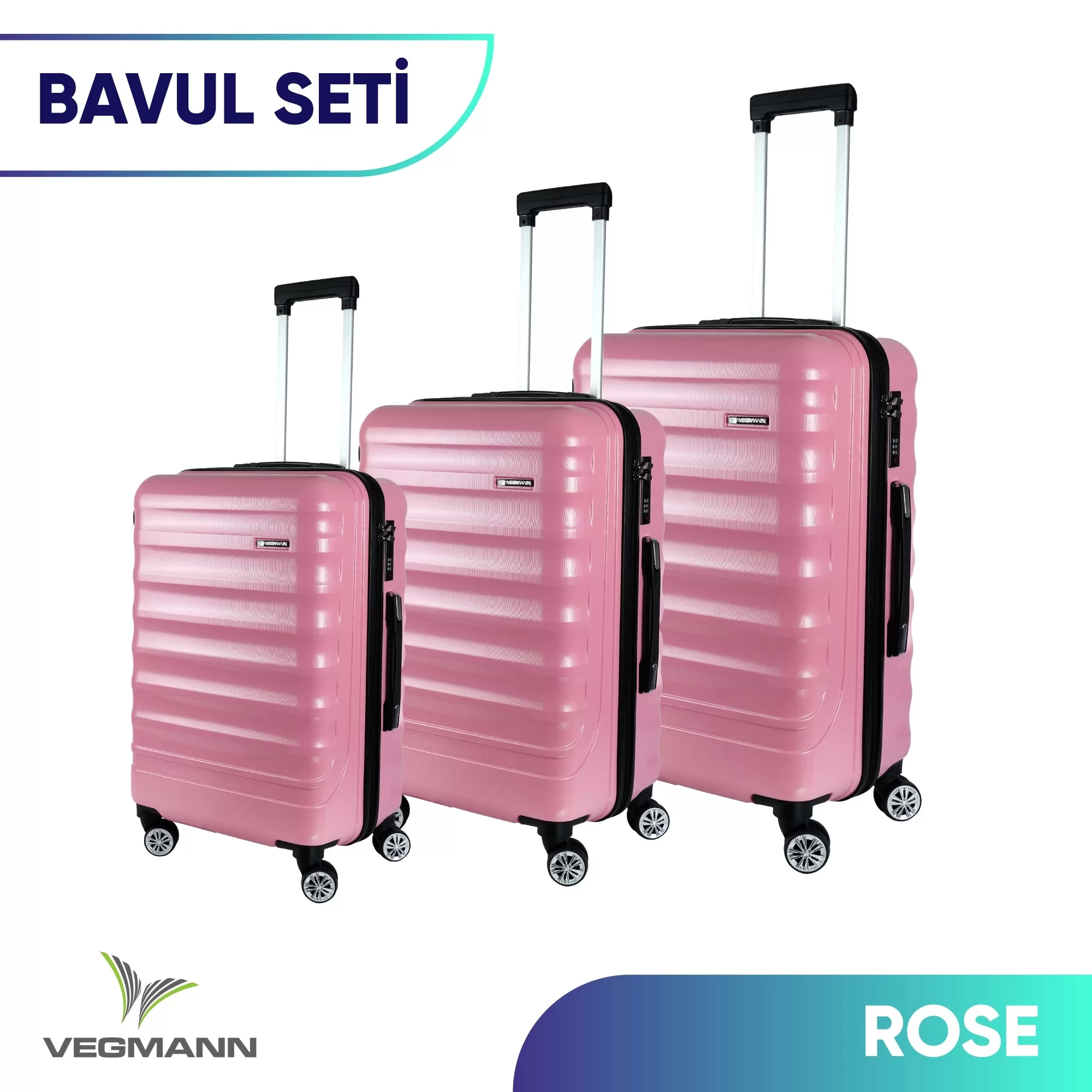 Siyah saplı ve tekerlekli, farklı boyutlarda üç pembe bavul. Arka plan beyazdır.