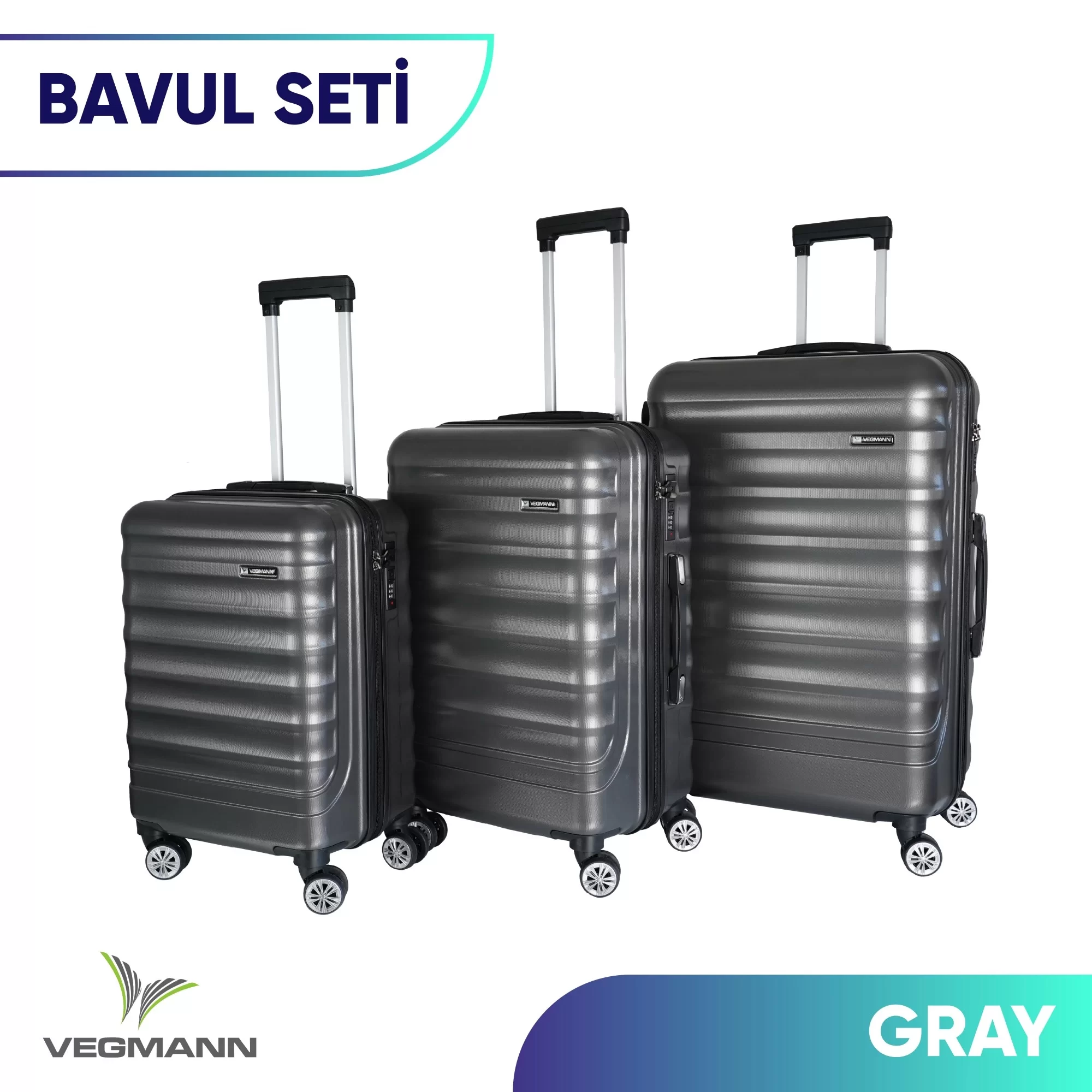 Beyaz zemin üzerinde üç gri Vegmann valiz. Set, uzatılabilir tutma kolları ve tekerlekleri olan farklı boyutlar içerir.