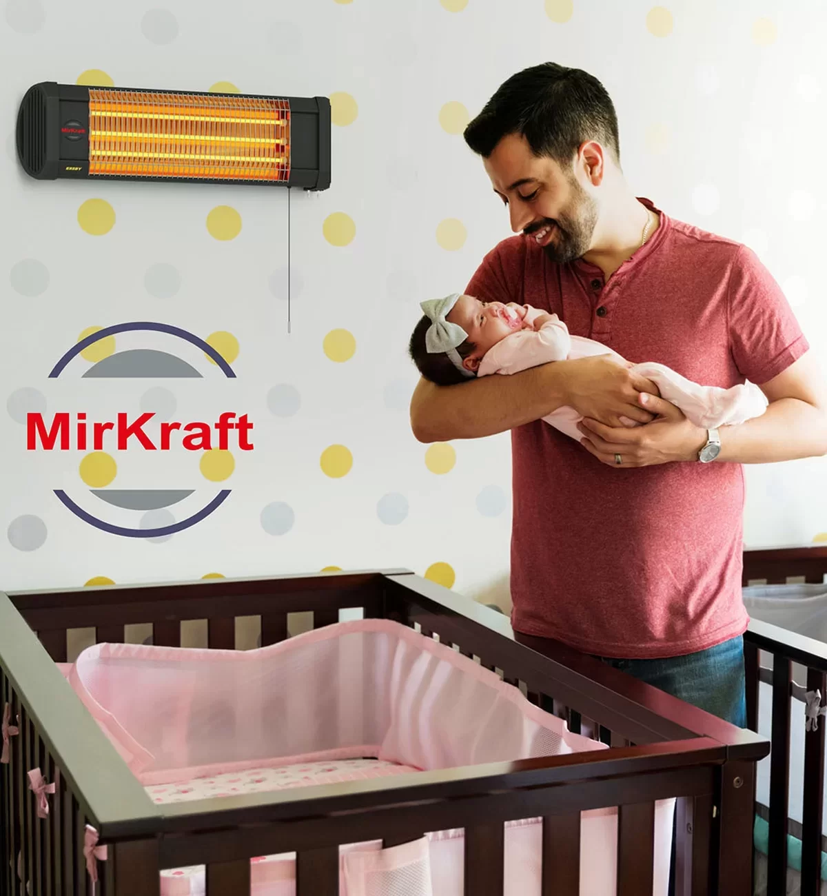 Bir adam, beşiğin yakınında bir bebek tutuyor. Duvarda bir ısıtıcı var. Duvar kağıdında sarı ve mavi noktalar var.