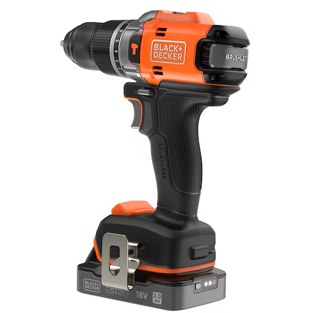 Black+Decker kablosuz matkap. Siyah ve turuncu gövde, tetik ve pil. Bir matkap ucu ve 'Brushless' işaretine sahiptir.