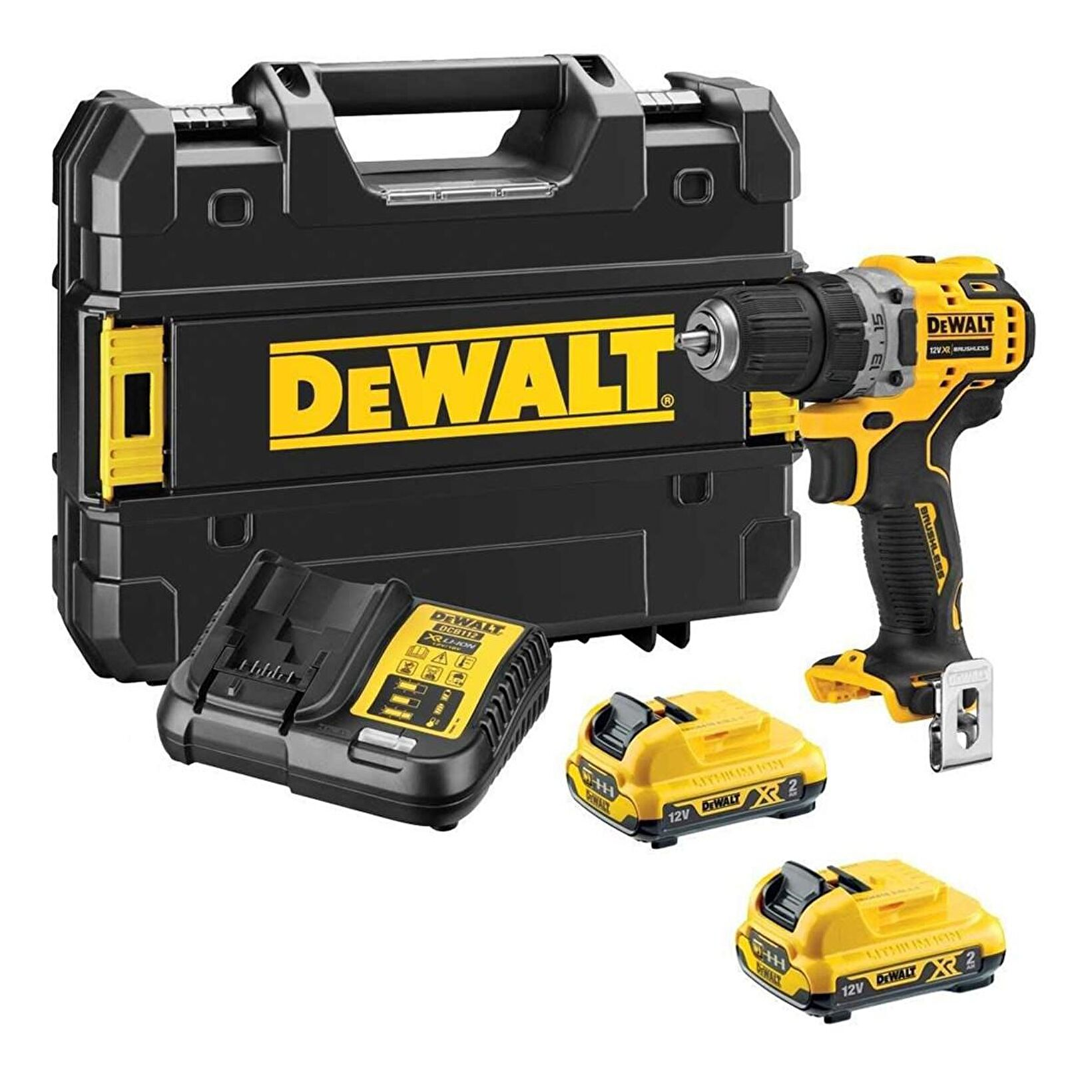 Siyah çantası, şarj cihazı, matkap ve iki sarı pille birlikte bir Dewalt matkap seti. Marka adı görünür.