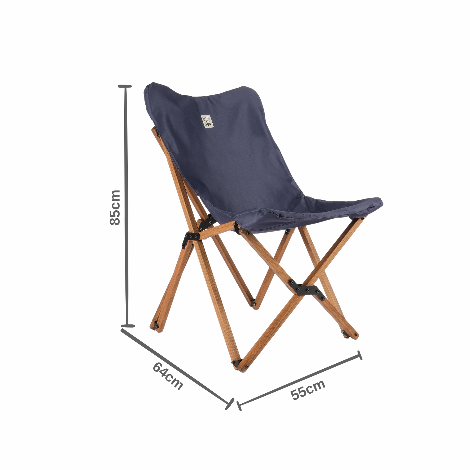 Mavi oturma yeri ve ahşap çerçeveli katlanır kamp sandalyesi. Boyutlar: 85 cm yükseklik, 64 cm genişlik, 55 cm derinlik. Beyaz zemin.