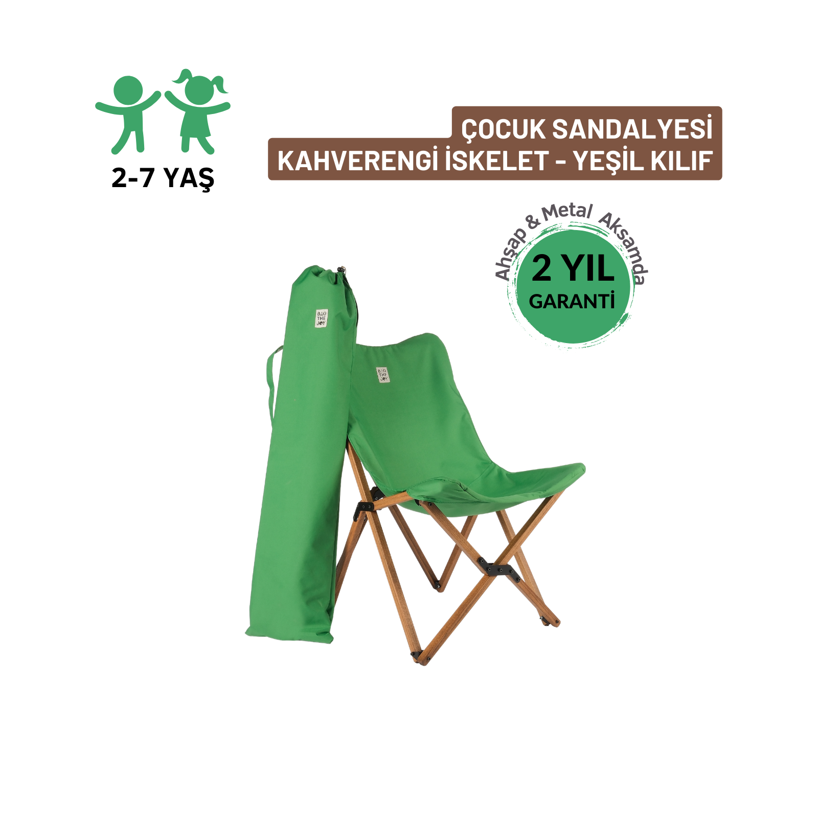 Beyaz zemin üzerinde kahverengi çerçeveli ve eşleşen taşıma çantalı yeşil bir çocuk katlanır sandalyesi. Metin yaş aralığını ve garantiyi içerir.
