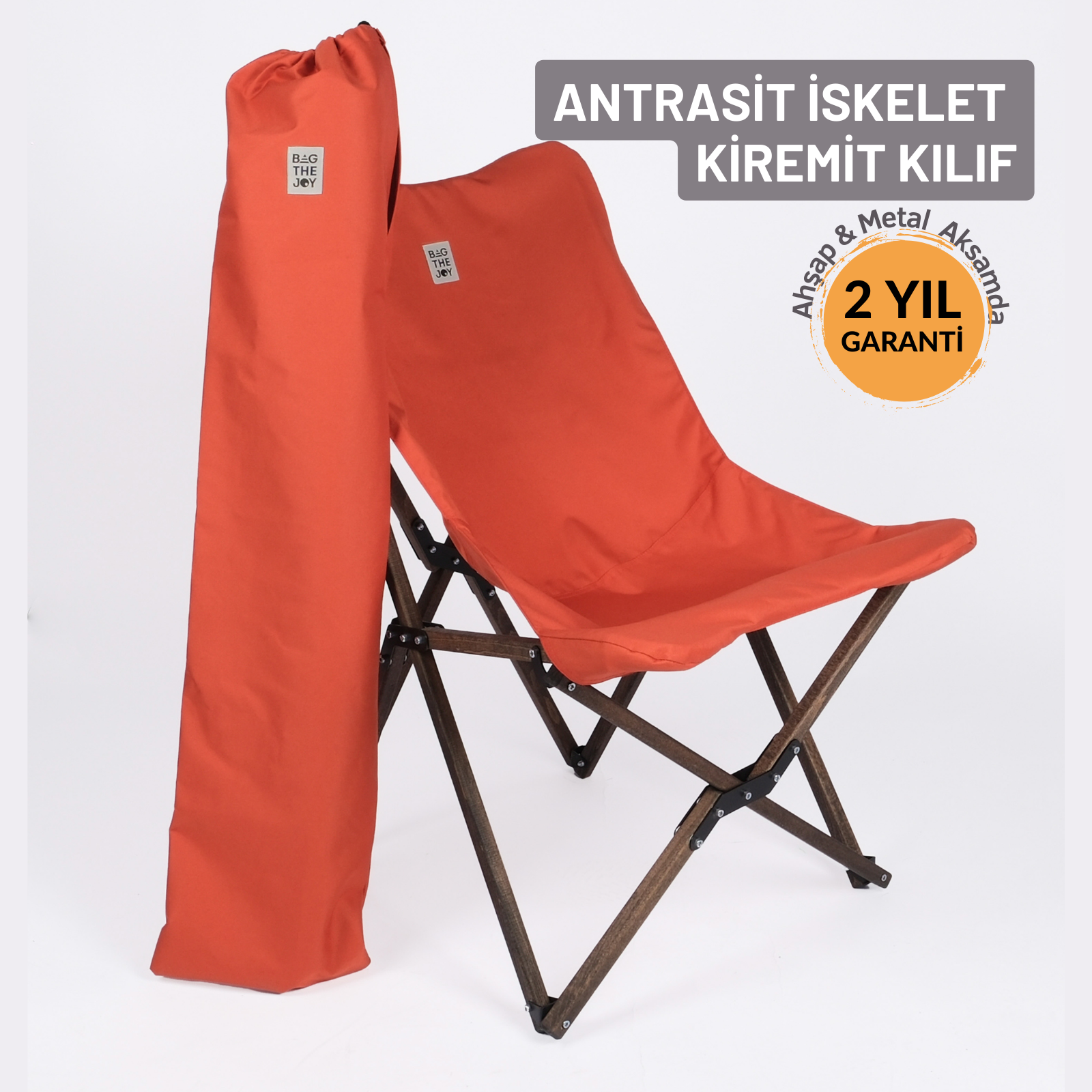 Ahşap çerçeveli turuncu katlanır sandalye, eşleşen bir çanta yanında. Beyaz arka plan, Türkçe metin.