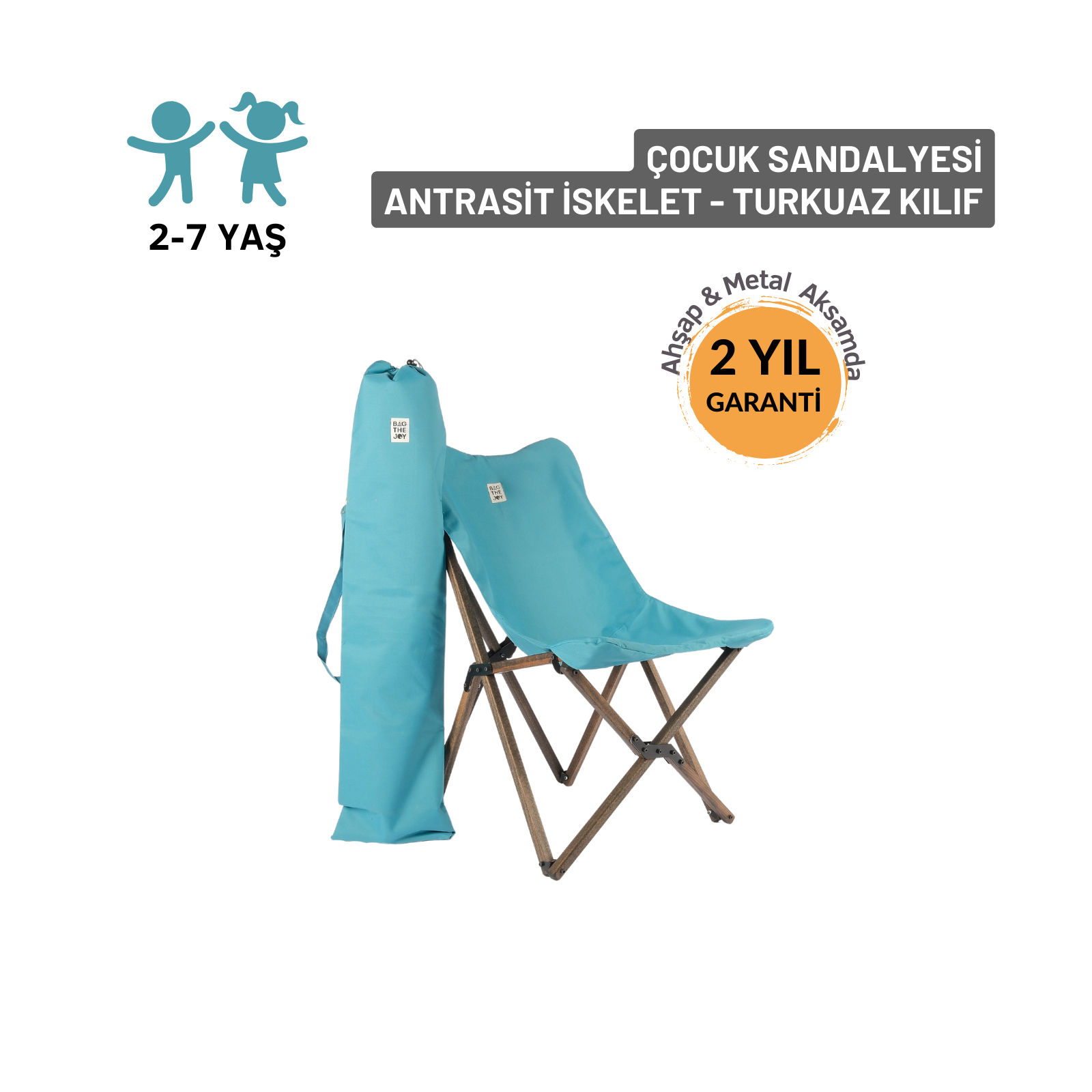 Turkuaz oturma yeri ve taşıma çantası olan çocuk katlanır sandalyesi. Çerçeve kahverengi. Metinde '2-7 yaş' ve '2 yıl garanti' yazıyor.