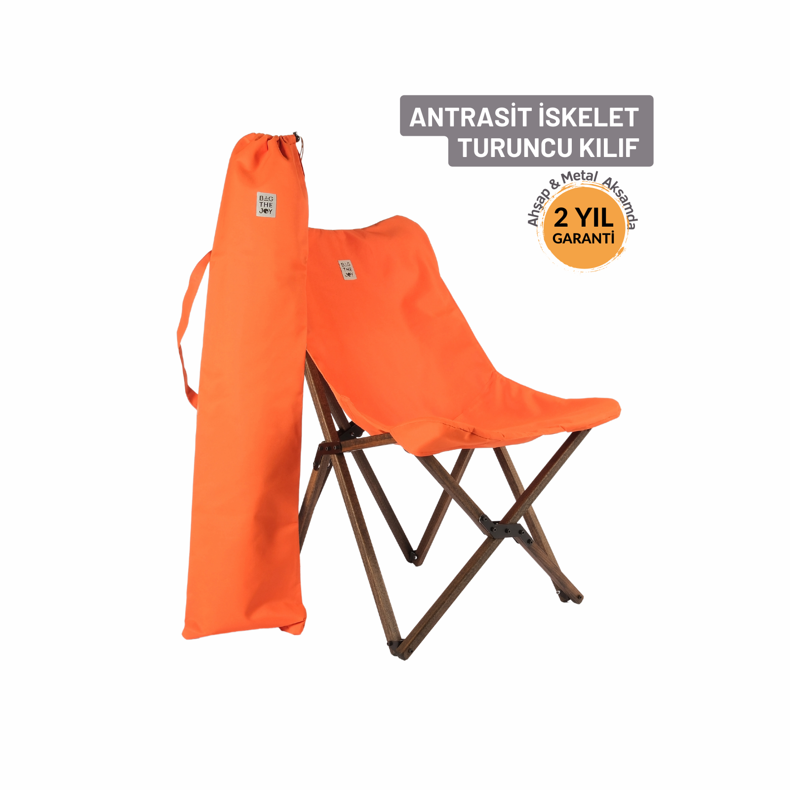 Ahşap çerçeveli turuncu katlanır sandalye ve eşleşen taşıma çantası. Çantada 'Bag the Joy' yazısı var.
