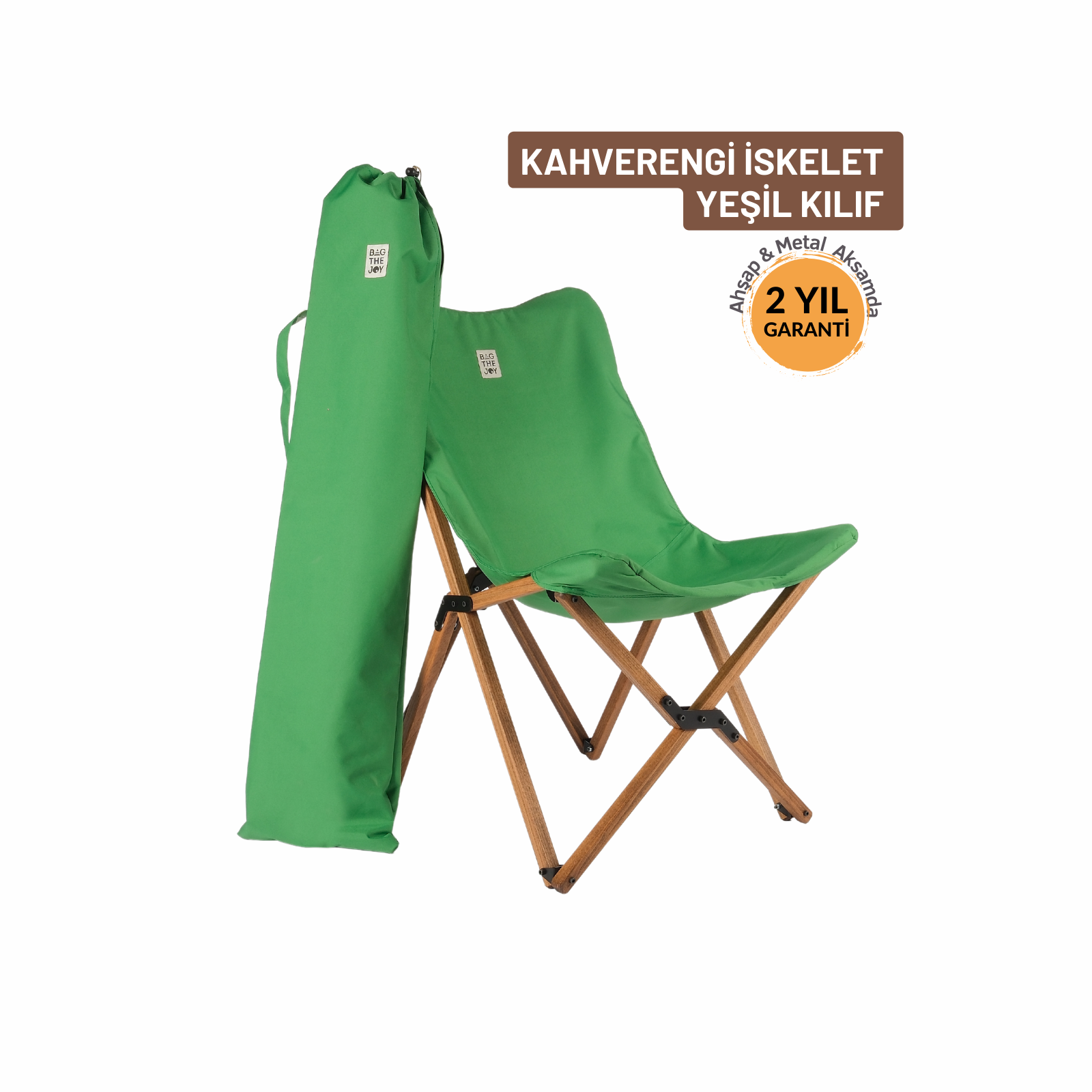 Ahşap çerçeveli yeşil katlanır sandalye ve yeşil taşıma çantası. Sandalye ve çantadaki metin "BAG THE JOY" yazıyor.