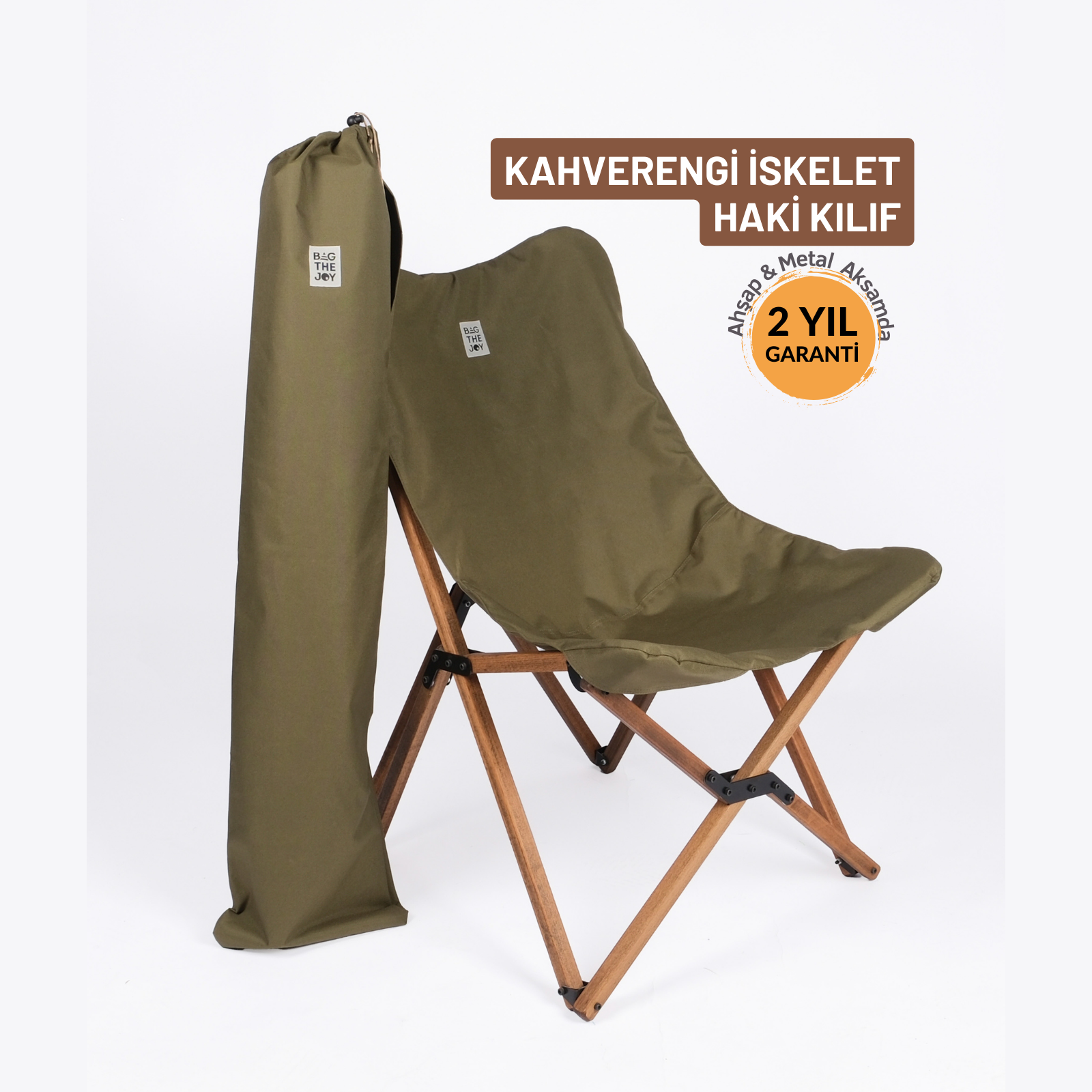 Ahşap çerçeveli, zeytin yeşili katlanır sandalye ve beyaz zemin üzerinde eşleşen taşıma çantası.