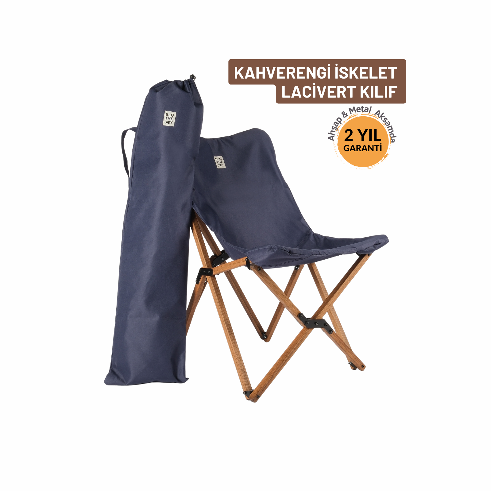 Kahverengi ahşap çerçeveli ve uyumlu taşıma çantalı, lacivert katlanır sandalye. Çantada 'BAG THE JOY' yazmaktadır.