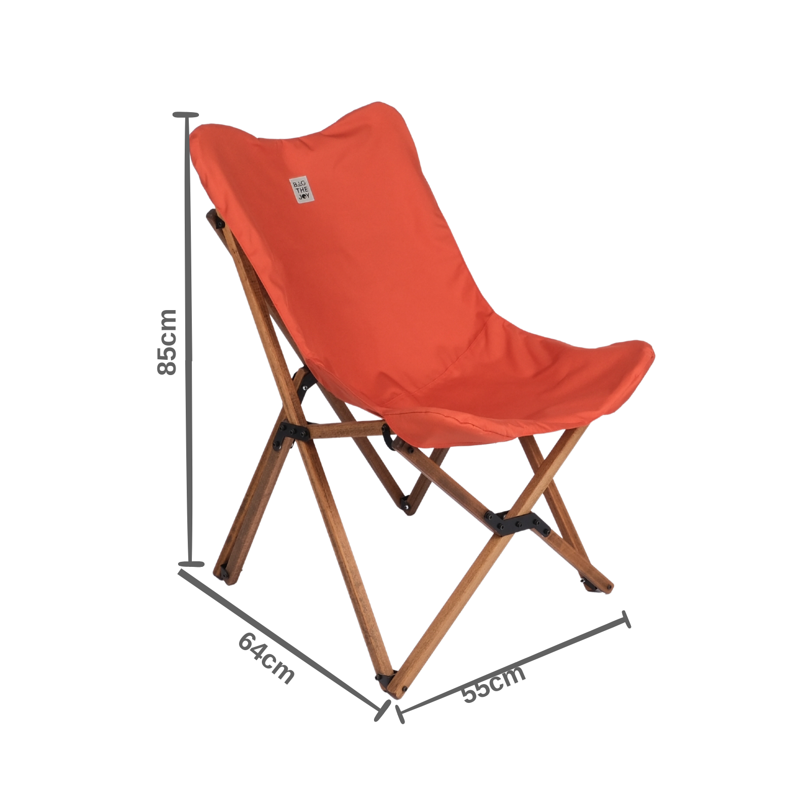 Ahşap ayaklı turuncu bir katlanır sandalye sergileniyor. Boyutları 85 cm yüksekliğinde, 64 cm genişliğinde ve 55 cm derinliğindedir.