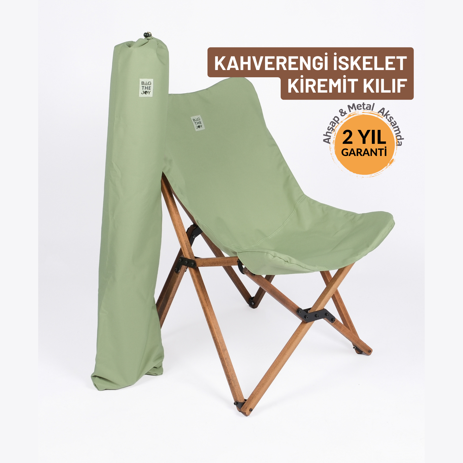 Kahverengi ahşap çerçeveli yeşil katlanır sandalye ve yeşil taşıma çantası beyaz zemin üzerinde sergileniyor.