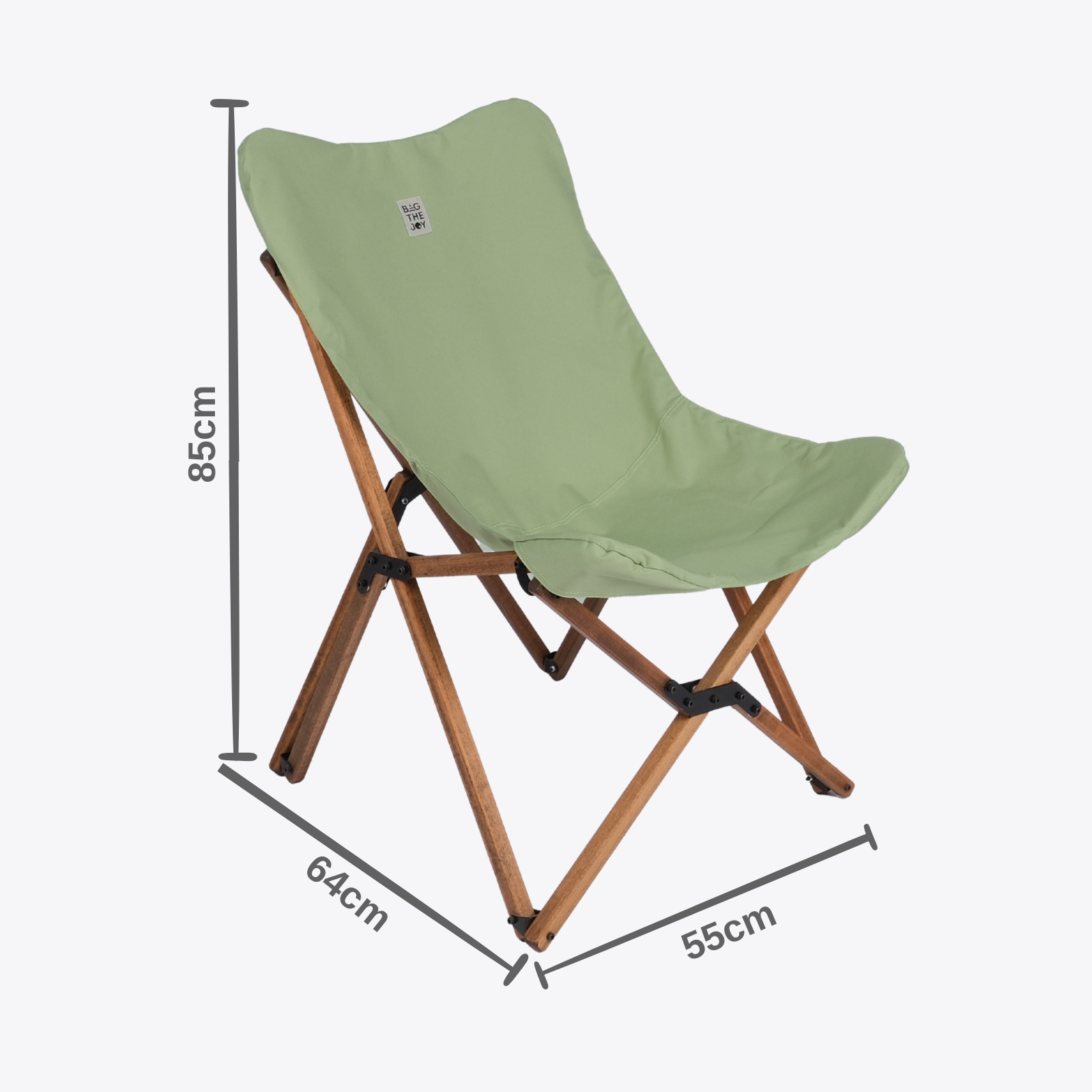 Katlanmış bir kamp sandalyesi. Yeşil renkli ve ahşap bacaklı. Boyutlar: 85cm, 64cm ve 55cm.