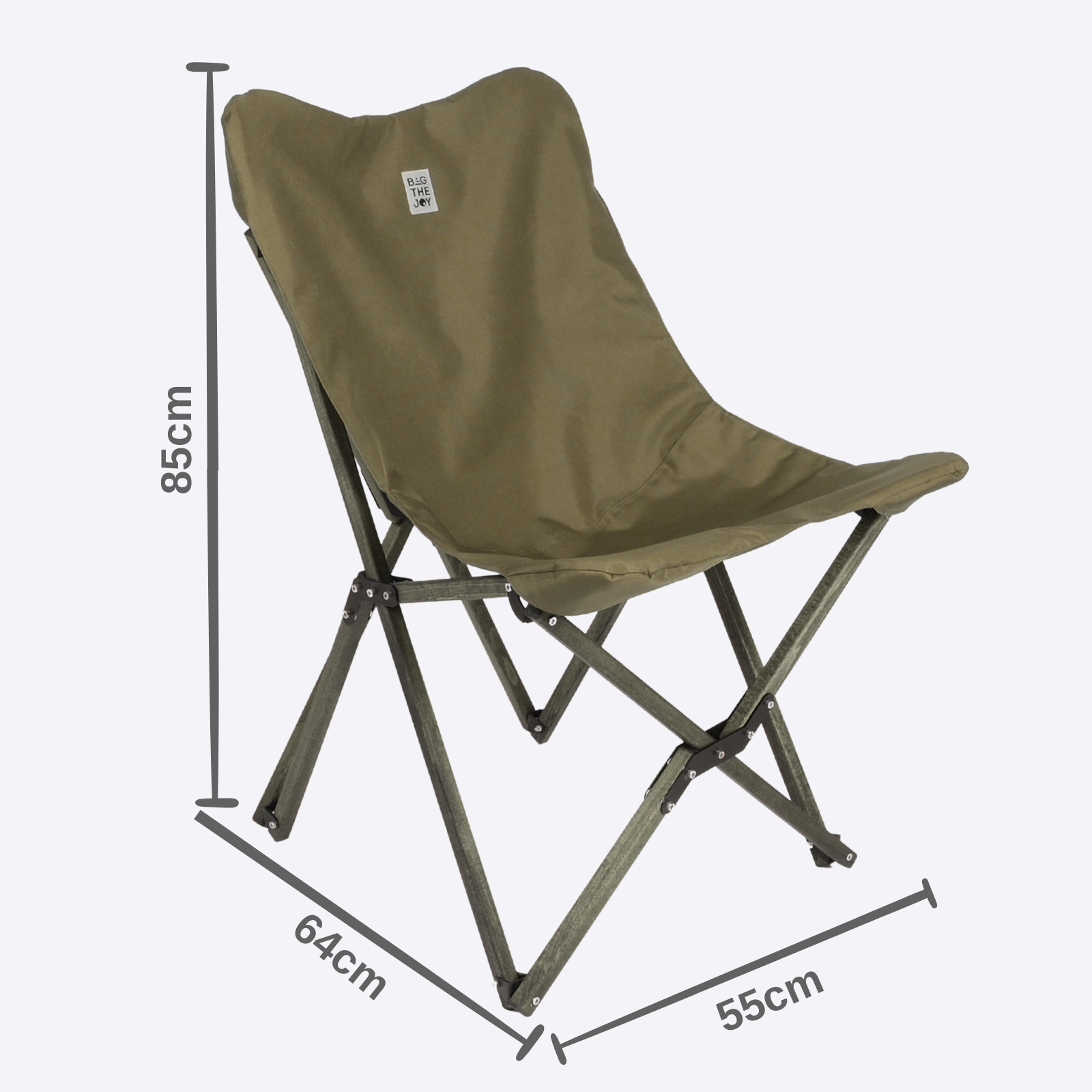 Zeytin yeşili katlanır kamp sandalyesi. Kumaş oturma yeri ve ahşap çerçevesi vardır. Boyutlar: 85cm, 64cm ve 55cm.