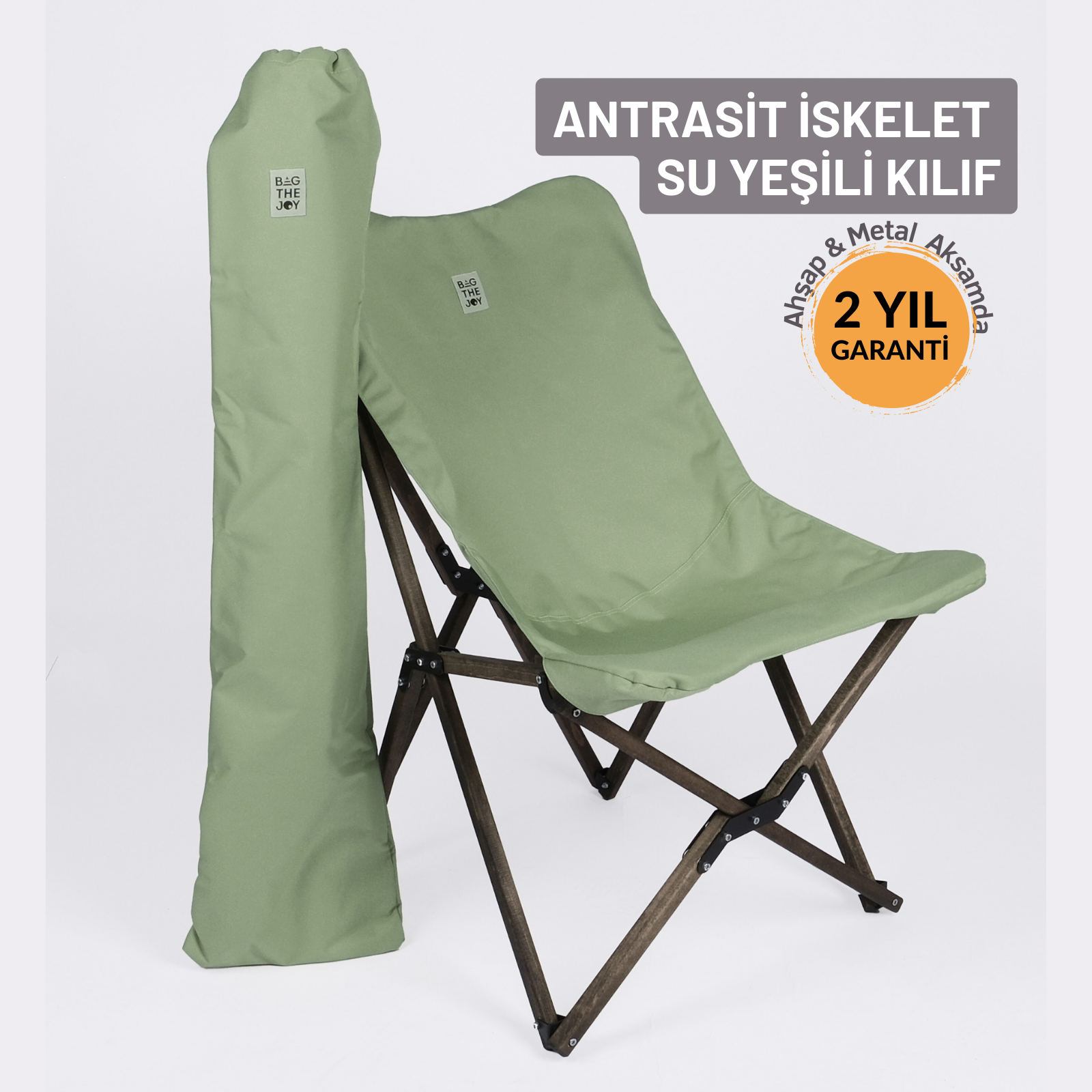 Ahşap çerçeveli ve eşleşen taşıma çantalı katlanabilir yeşil bir sandalye. Sandalyede "BAG THE JOY" yazısı var.