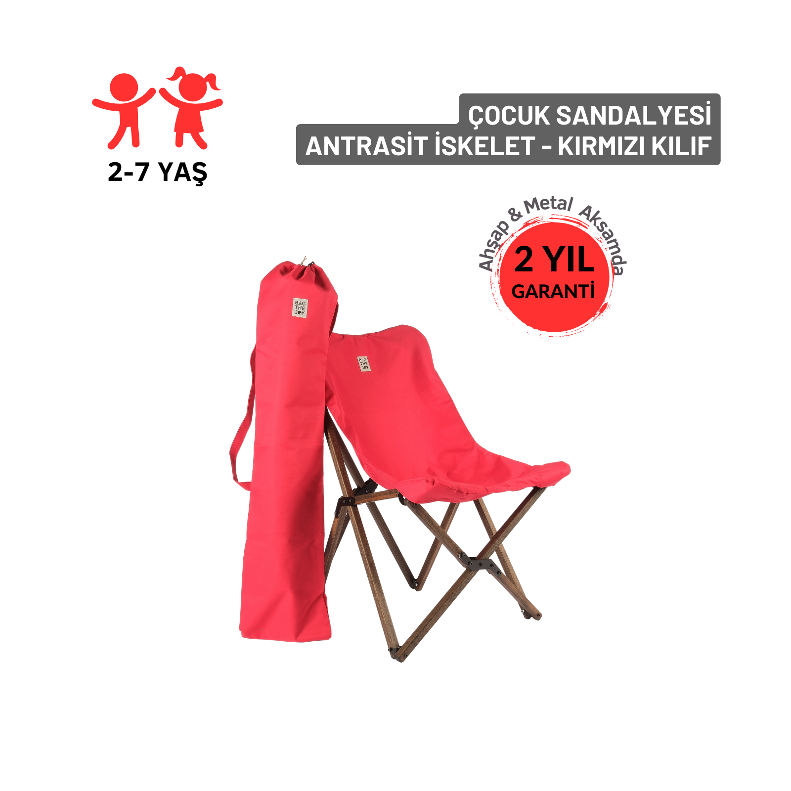 Ahşap çerçeveli ve taşıma çantalı kırmızı çocuk katlanır sandalyesi. Metin ve logolarla beyaz arka plan.