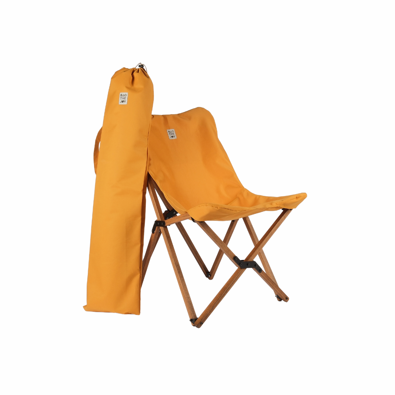 Turuncu katlanır sandalye ve taşıma çantası. Çanta sandalyenin yanında. İkisinde de BAG THE JOY yazısı var.