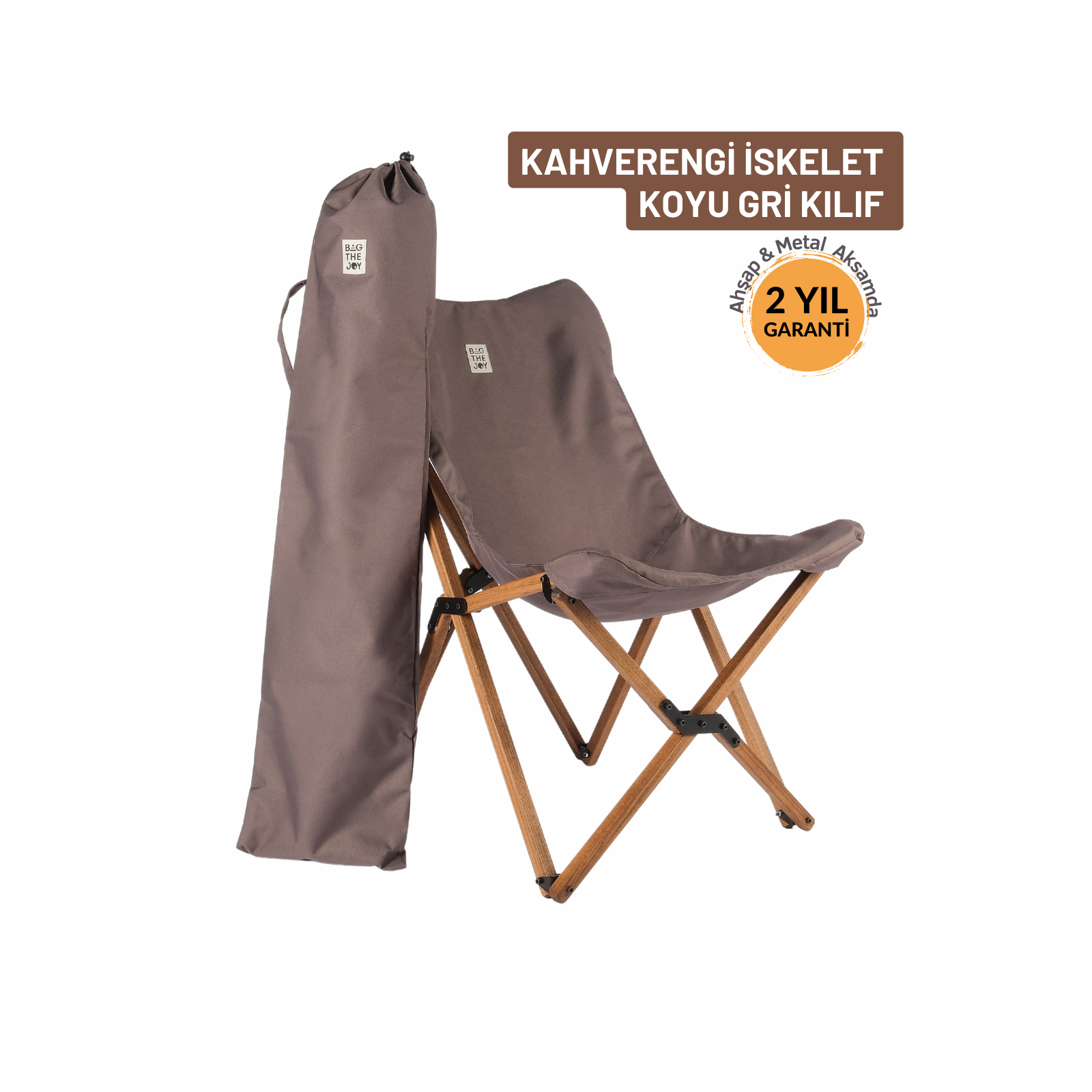 Kahverengi ahşap çerçeveli ve gri kumaşlı katlanabilir bir kamp sandalyesi. Yanında eşleşen bir taşıma çantası var.