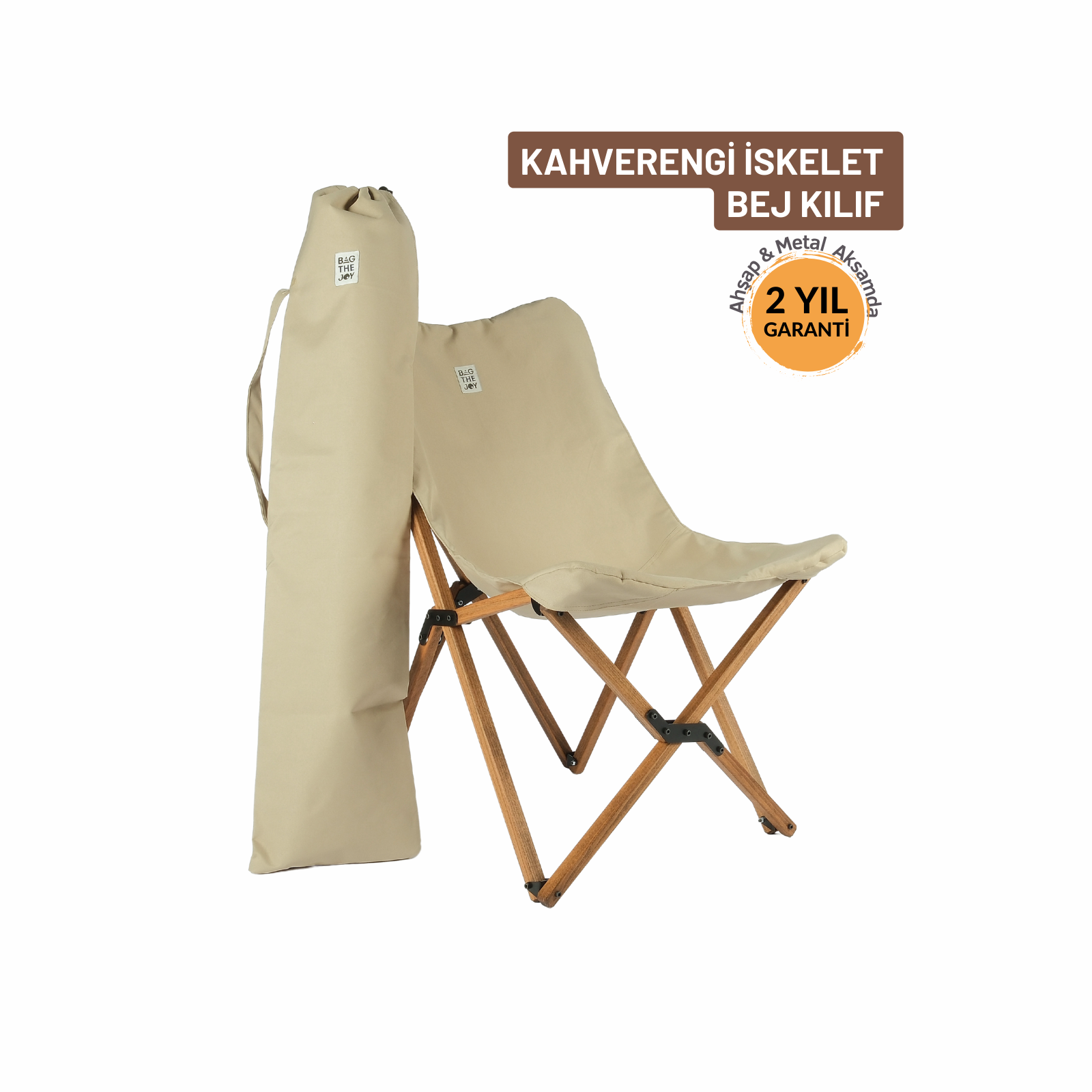 Eşleşen taşıma çantasıyla bej katlanır sandalye. Ahşap çerçeve ve metal bağlantılar. Çantadaki metin 'BAG THE JOY' diyor.