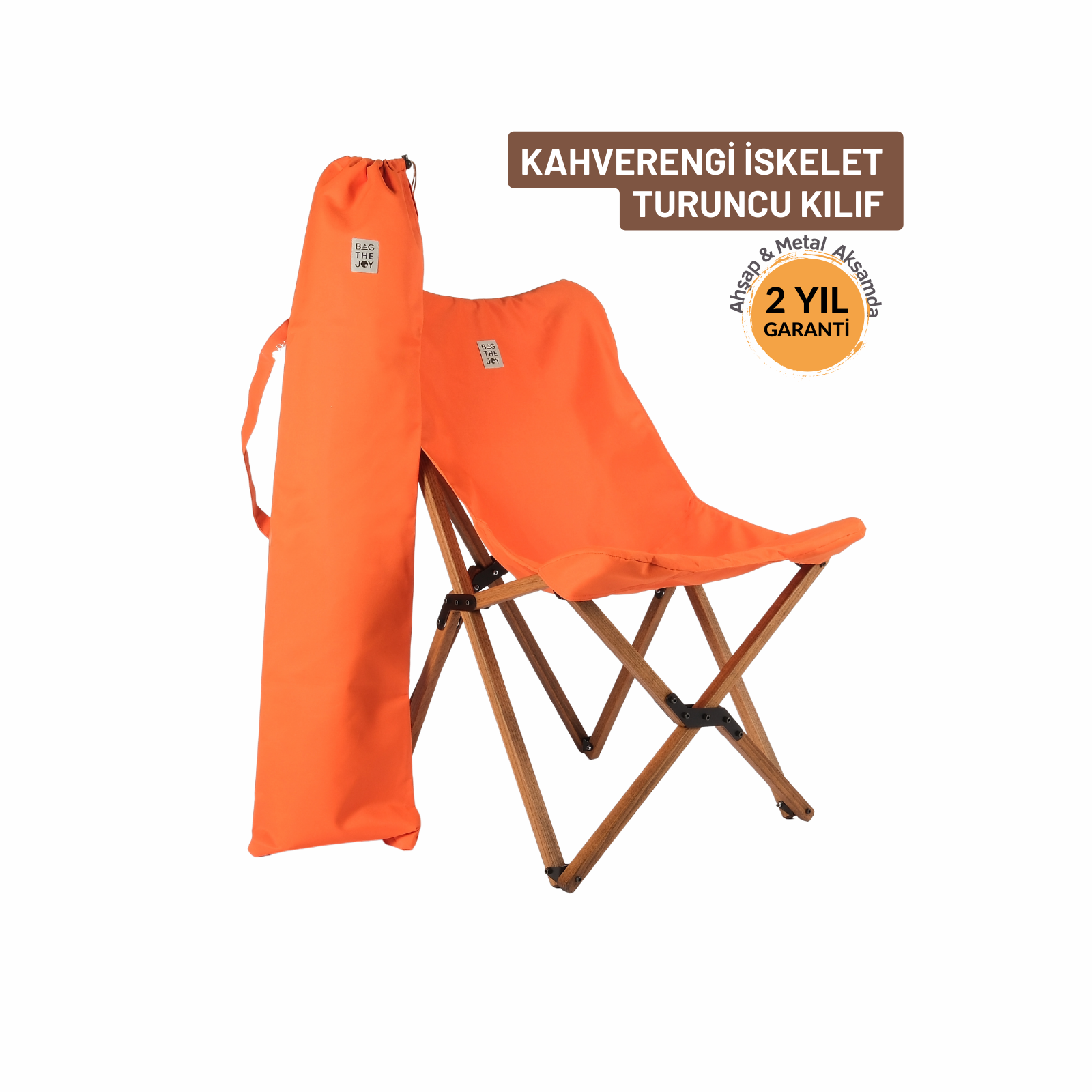Taşıma çantalı turuncu bir katlanır sandalye. Sandalyenin ahşap çerçevesi ve turuncu oturma yeri var. Solda bir çanta var.