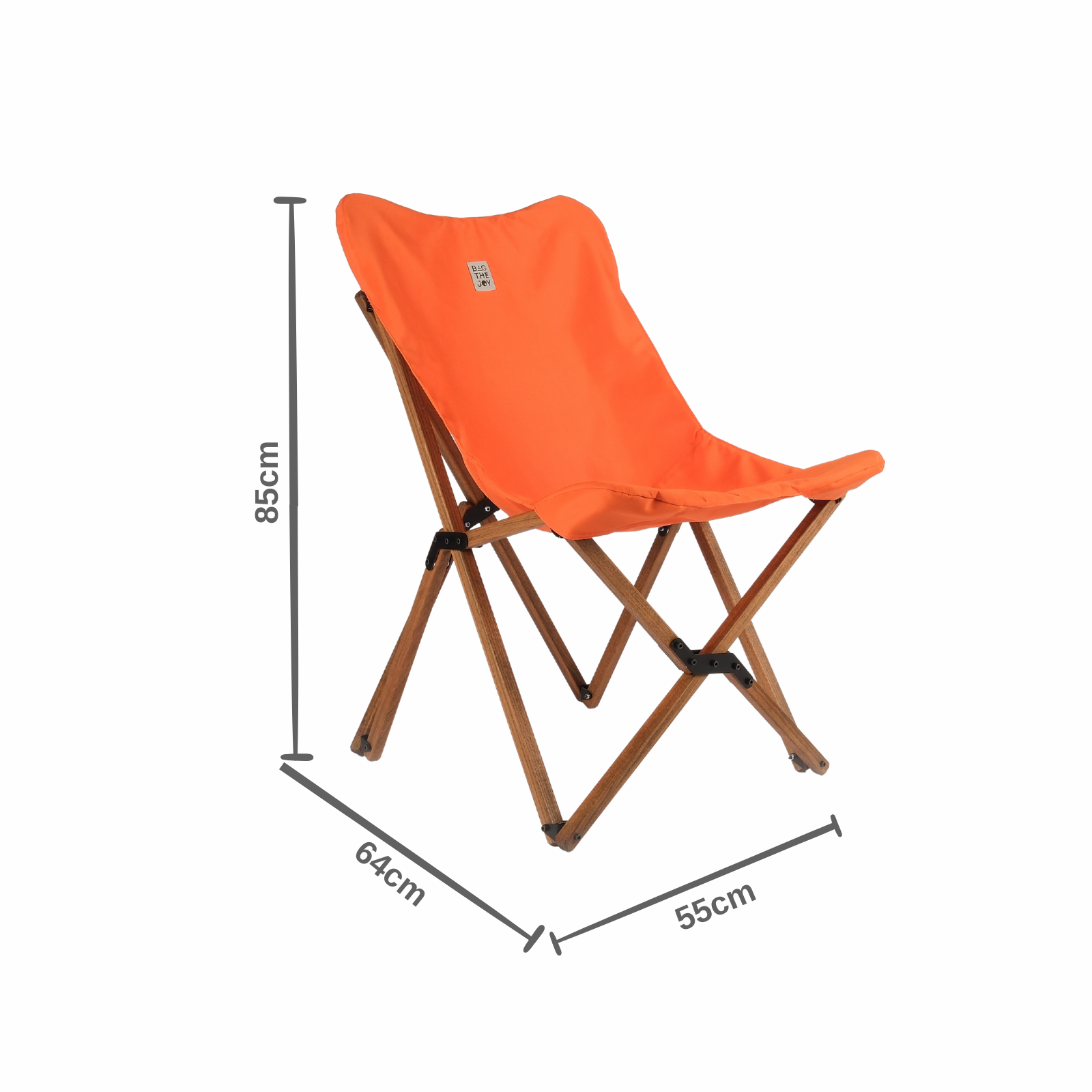 Ahşap bacaklı ve beyaz zeminli turuncu bir kamp sandalyesi. Ölçüler: 85 cm yüksekliğinde, 64 cm genişliğinde ve 55 cm derinliğinde.