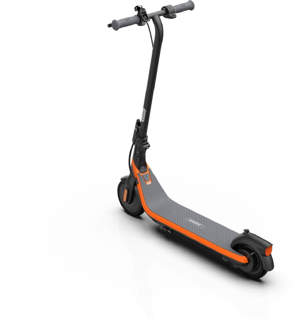 Hulajnoga elektryczna na białym tle. Ma czarną ramę z pomarańczowymi akcentami. Podest jest szary. Kierownica jest szara.