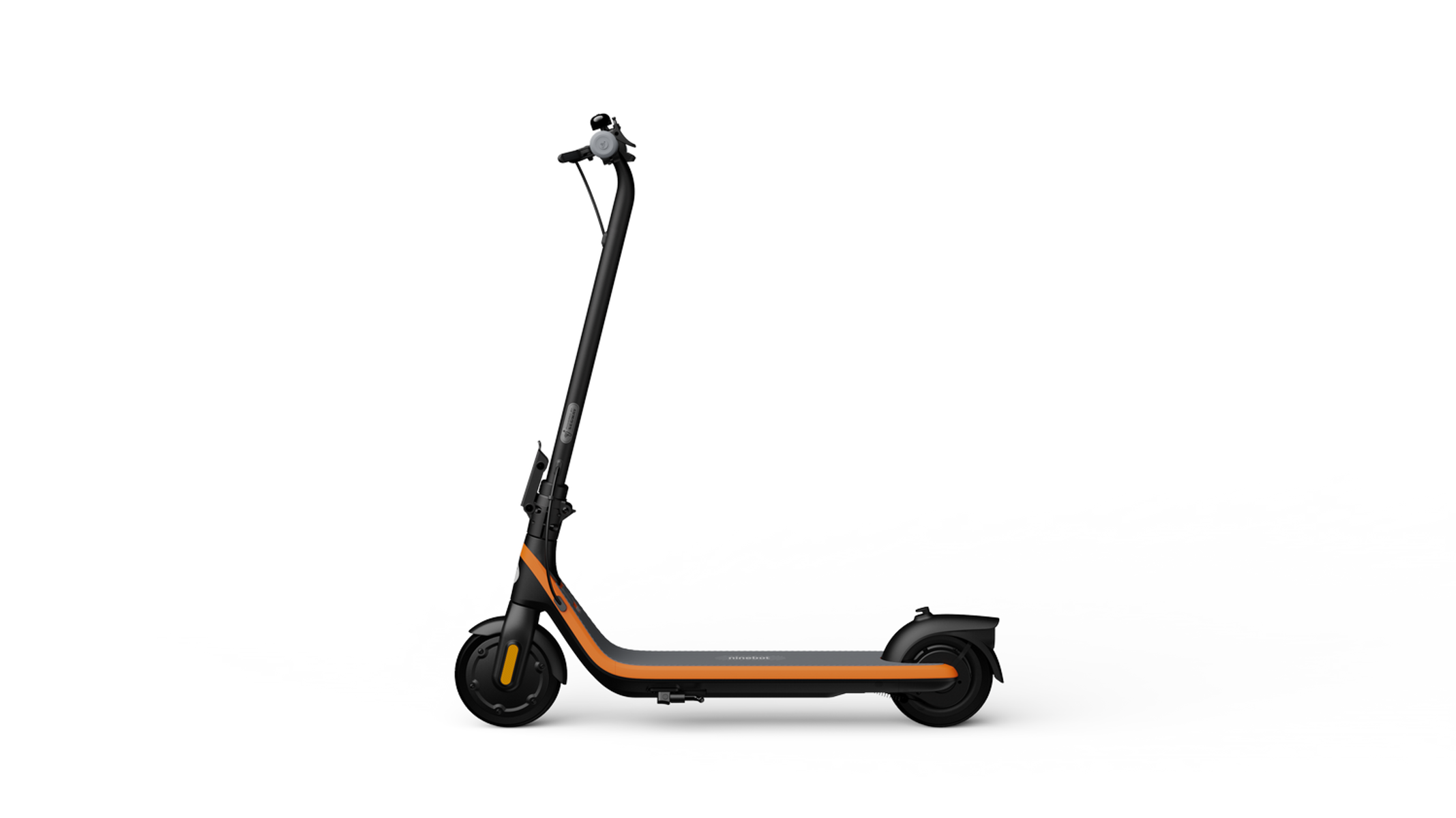 Hulajnoga elektryczna na białej powierzchni. Ma czarną ramę z pomarańczowymi akcentami. Tło jest czarno-białe.