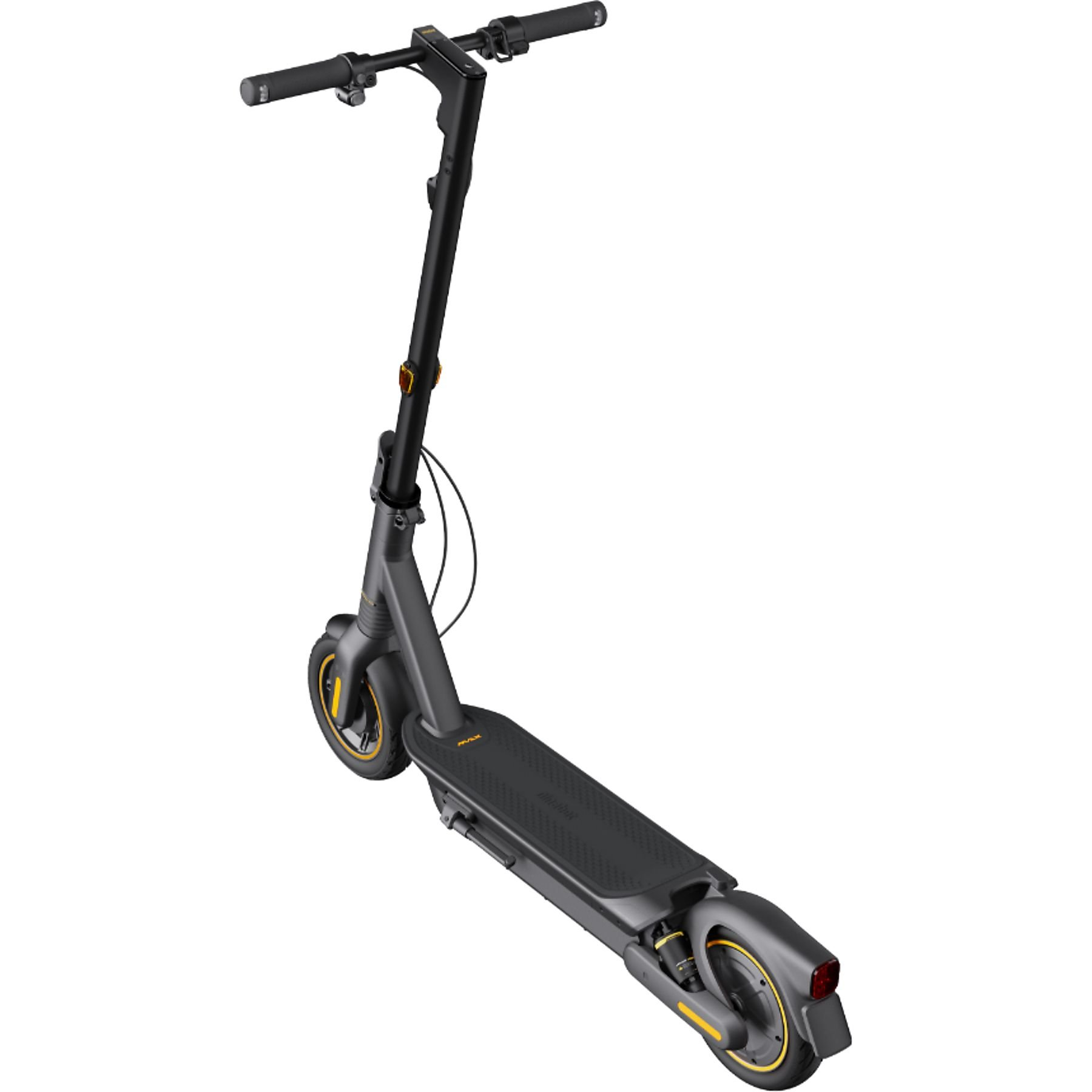 Un patinete eléctrico negro con detalles amarillos se muestra sobre fondo blanco. Tiene manillar, plataforma y dos ruedas.