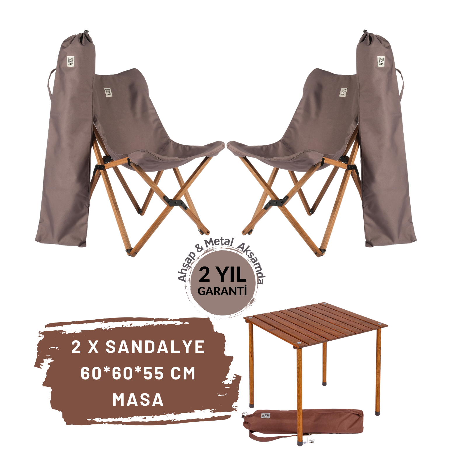 İki katlanır sandalye ve bir masa, hepsi ahşap. Sandalyeler kahverengi kumaştan. Masanın taşıma çantası var.