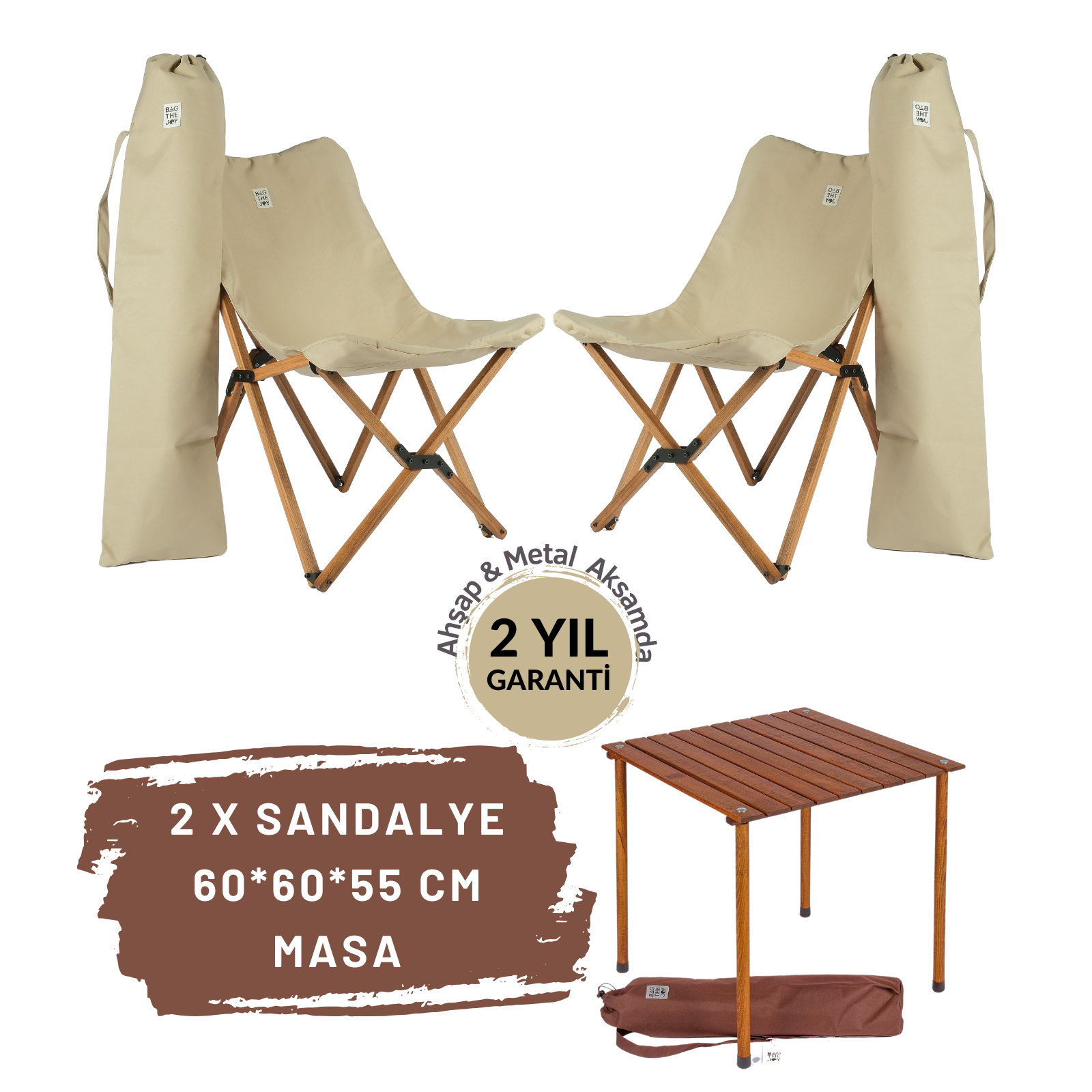 İki adet bej katlanır sandalye, taşıma çantaları, ahşap bir masa ve kahverengi bir çanta beyaz bir arka planda sergileniyor.