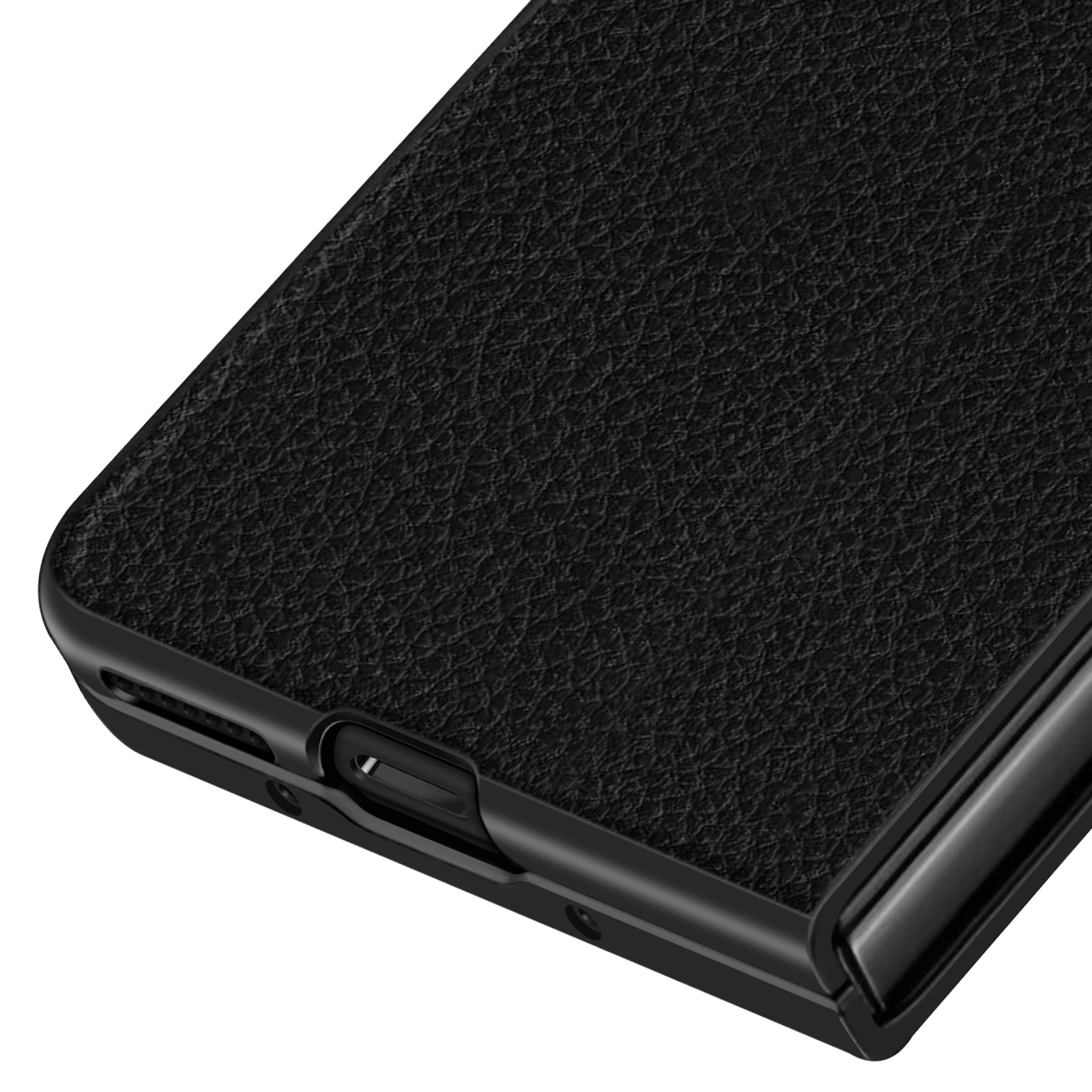 Gros plan sur un étui de téléphone en cuir noir. La texture est visible. L'étui est incliné, révélant un port et un bord.