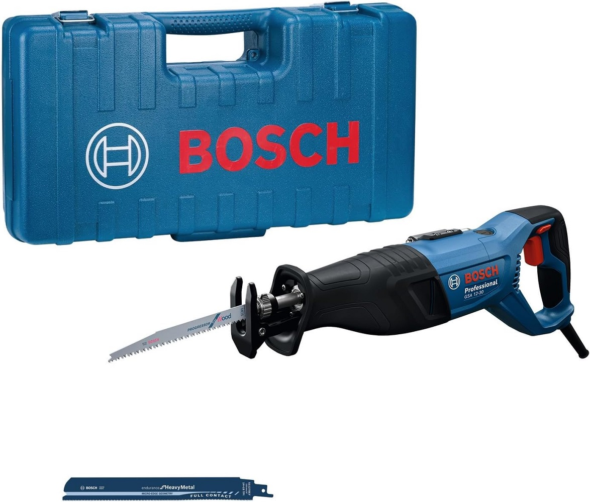 Beyaz zemin üzerinde mavi Bosch saban testeresi ve çantası. Çanta mavidir. Testere siyah ve mavi, kırmızı bir anahtarla.